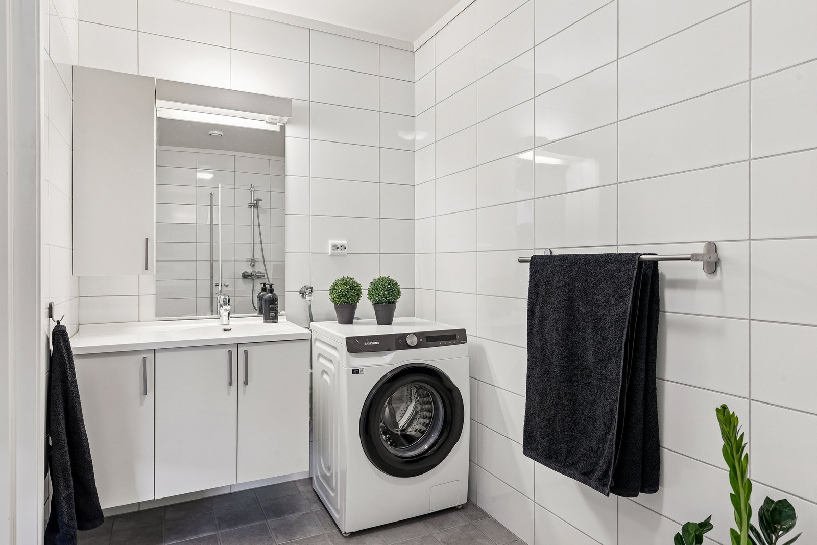 Stort bad med vaskemaskin Galleribilde