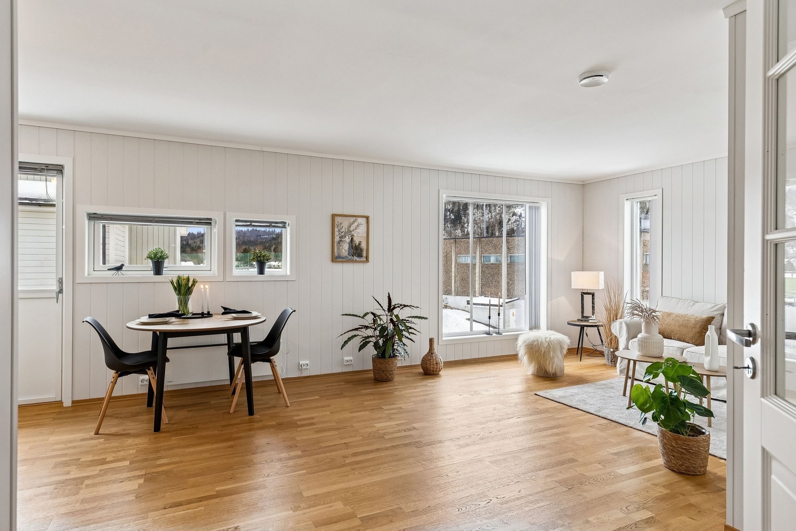 Stue / spiseplass tatt fra gang Galleribilde