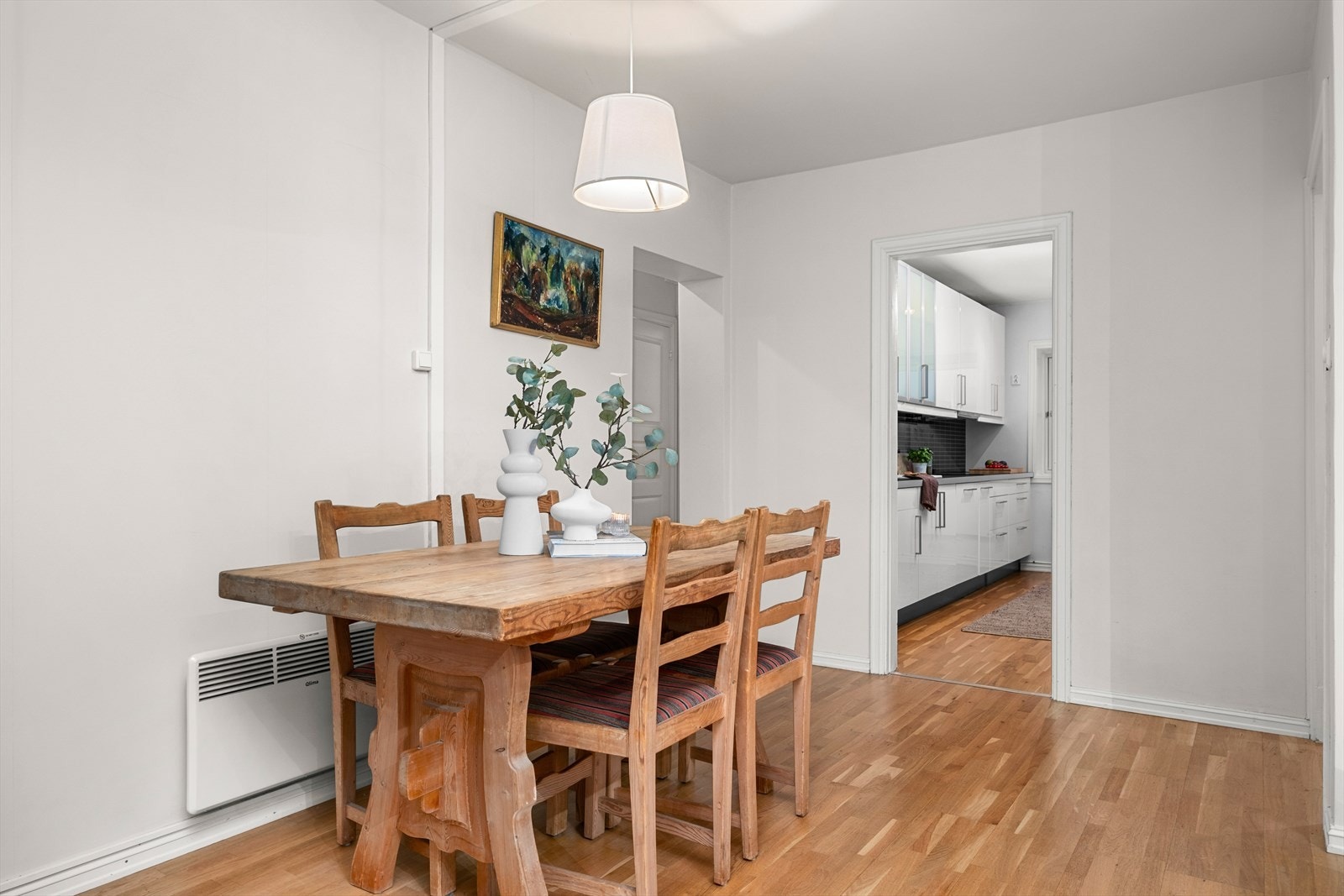 Leiligheten innehar en rekke gode kvaliteter, med blant annet en praktisk adskilt stue- og kjøkkenløsning. Stuen er av god størrelse på 20,5m² Galleribilde