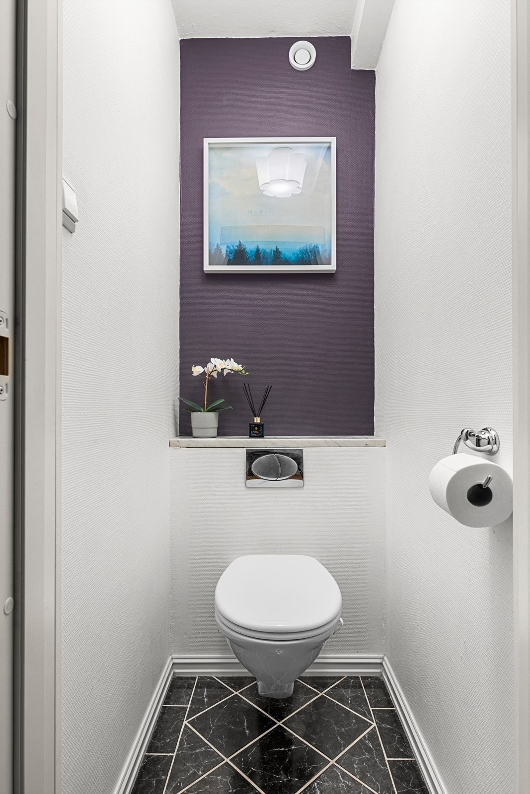 Toalettet er på 1m² og ligger praktisk adskilt fra badet Galleribilde