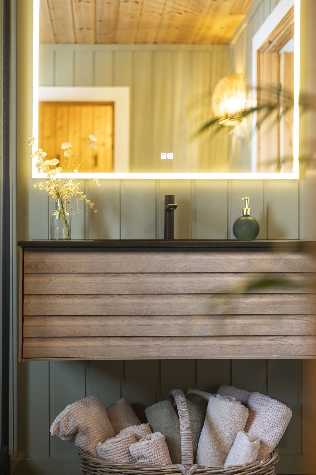 Rommet har malt trepanel på vegger og flislagt gulv. Galleribilde