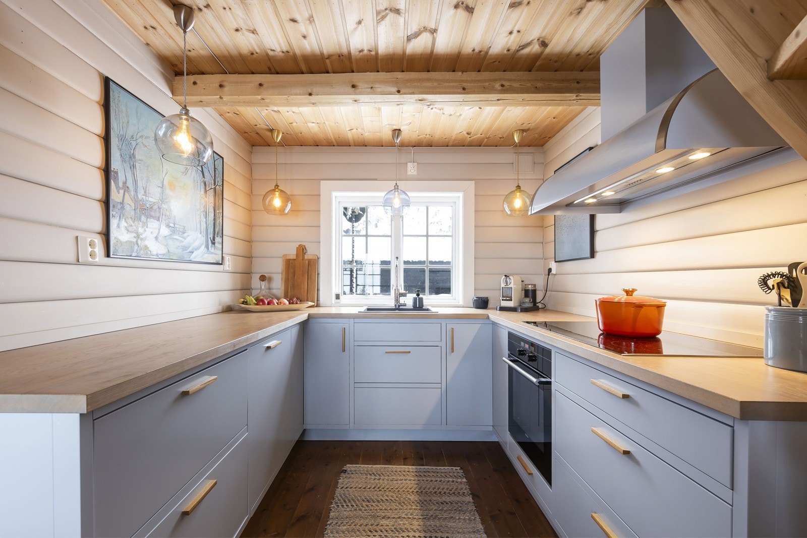 Pent kjøkken fra Sigdal (2019) med glatte fronter og benkeplate av heltre. Galleribilde