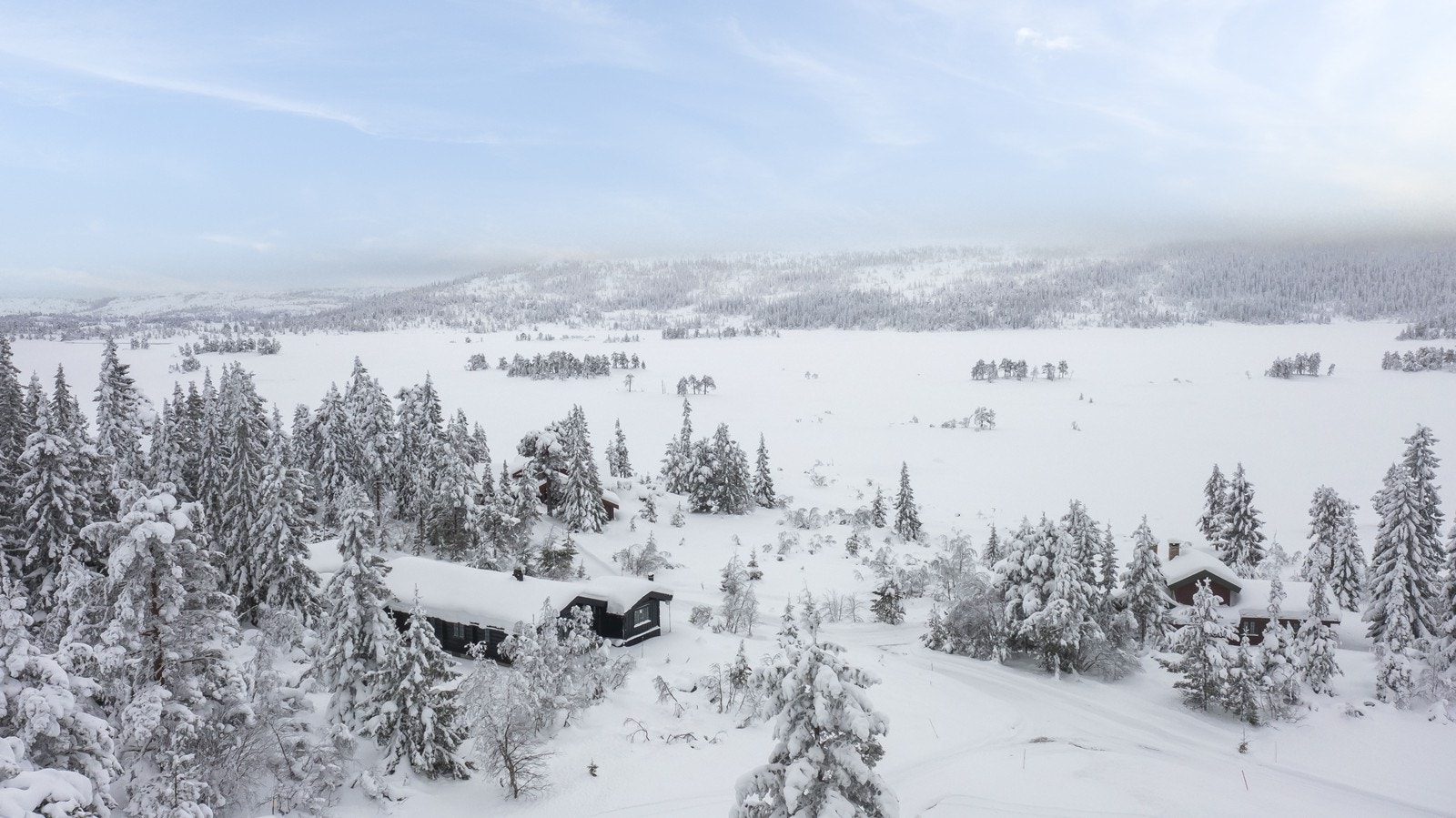 Beliggenheten er ideell for både vinter- og sommersesongen, med muligheter for blant annet langrenn, turer, fiske og bading. Området er kjent for stabile snøforhold, og det er flere oppkjørte langrennsløyper i nærheten av hytta. Galleribilde