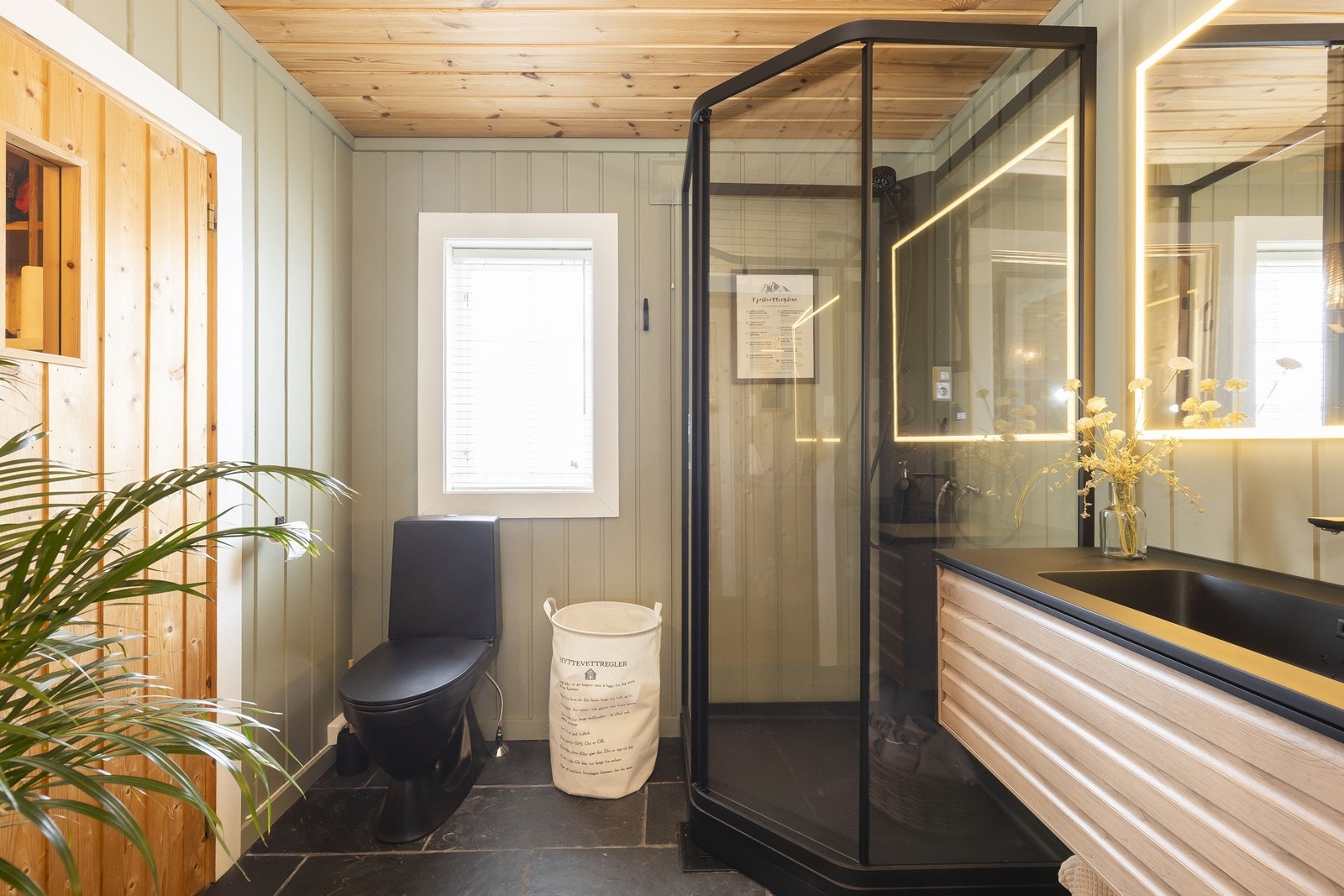 Badet er oppgradert i 2025 og inneholder nytt dusjkabinett, wc og baderomsinnredning. Galleribilde