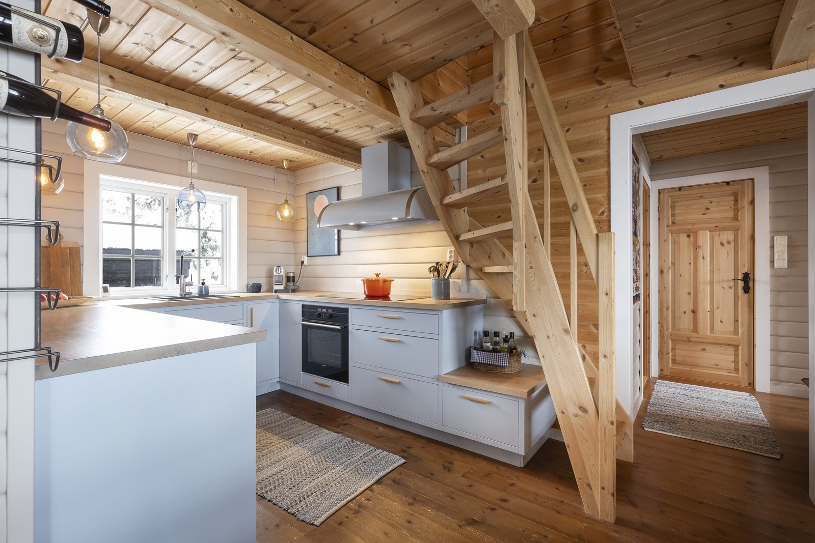 Lyst og åpent med vindu ved servant. Galleribilde