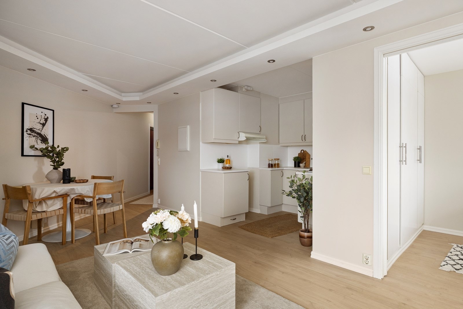 Kjøkkenet har innredning med glatte fronter og benkeplaten er av laminat. Galleribilde