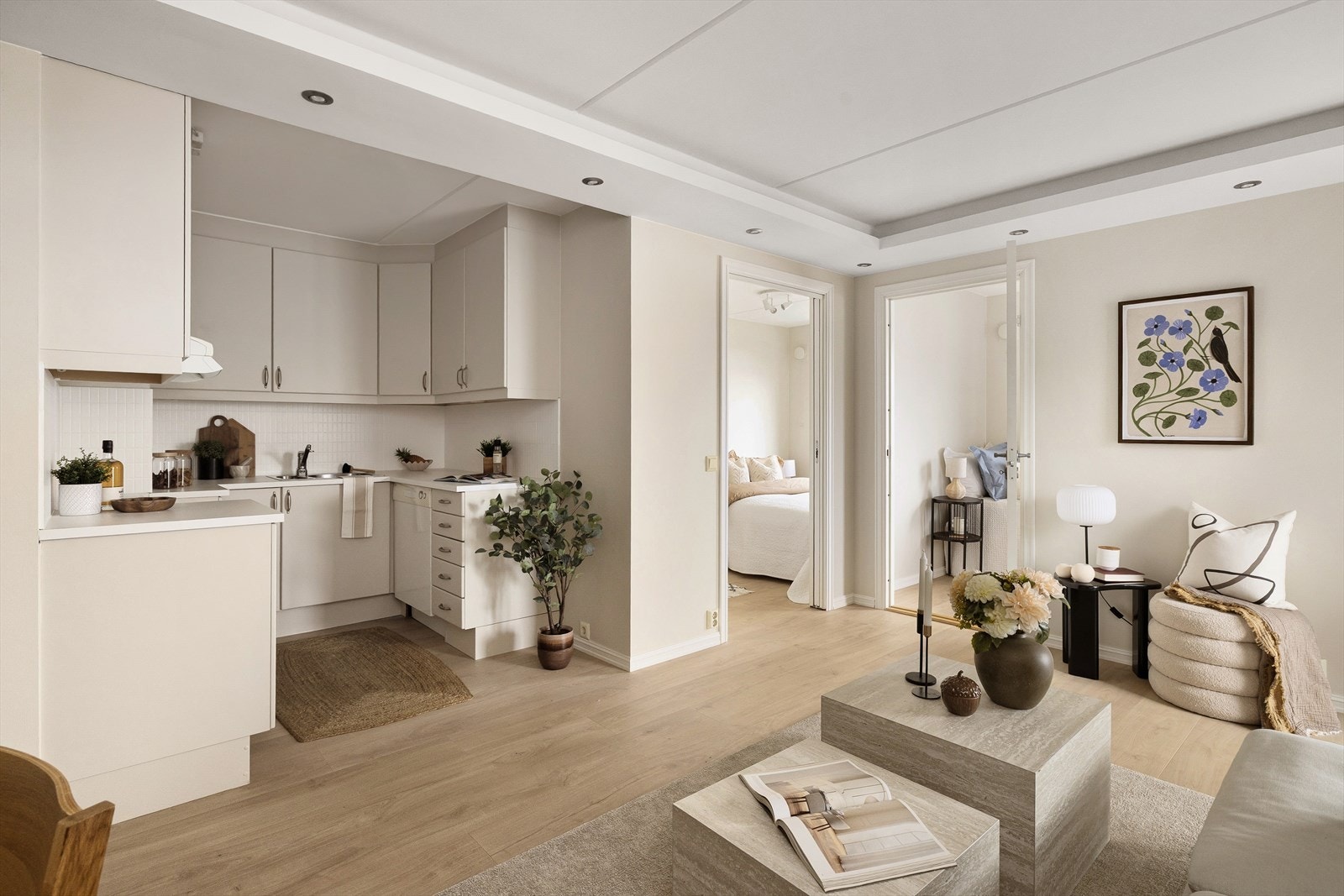 Leiligheten har en sosial planløsning med stue og kjøkken i delvis åpen løsning. Galleribilde