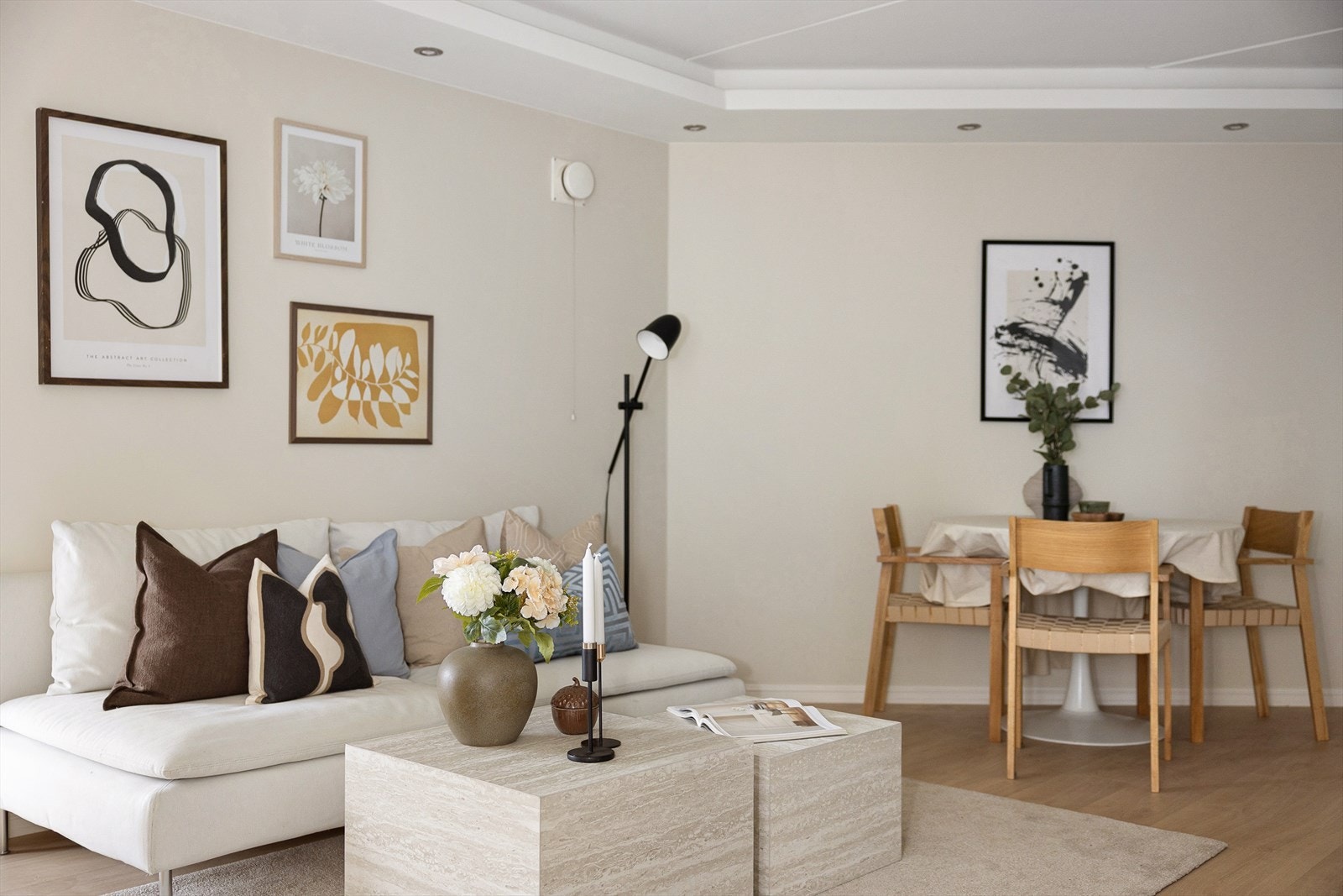 Flott stue med plass til sofaseksjon, TV-møblement og spiseplass. Galleribilde