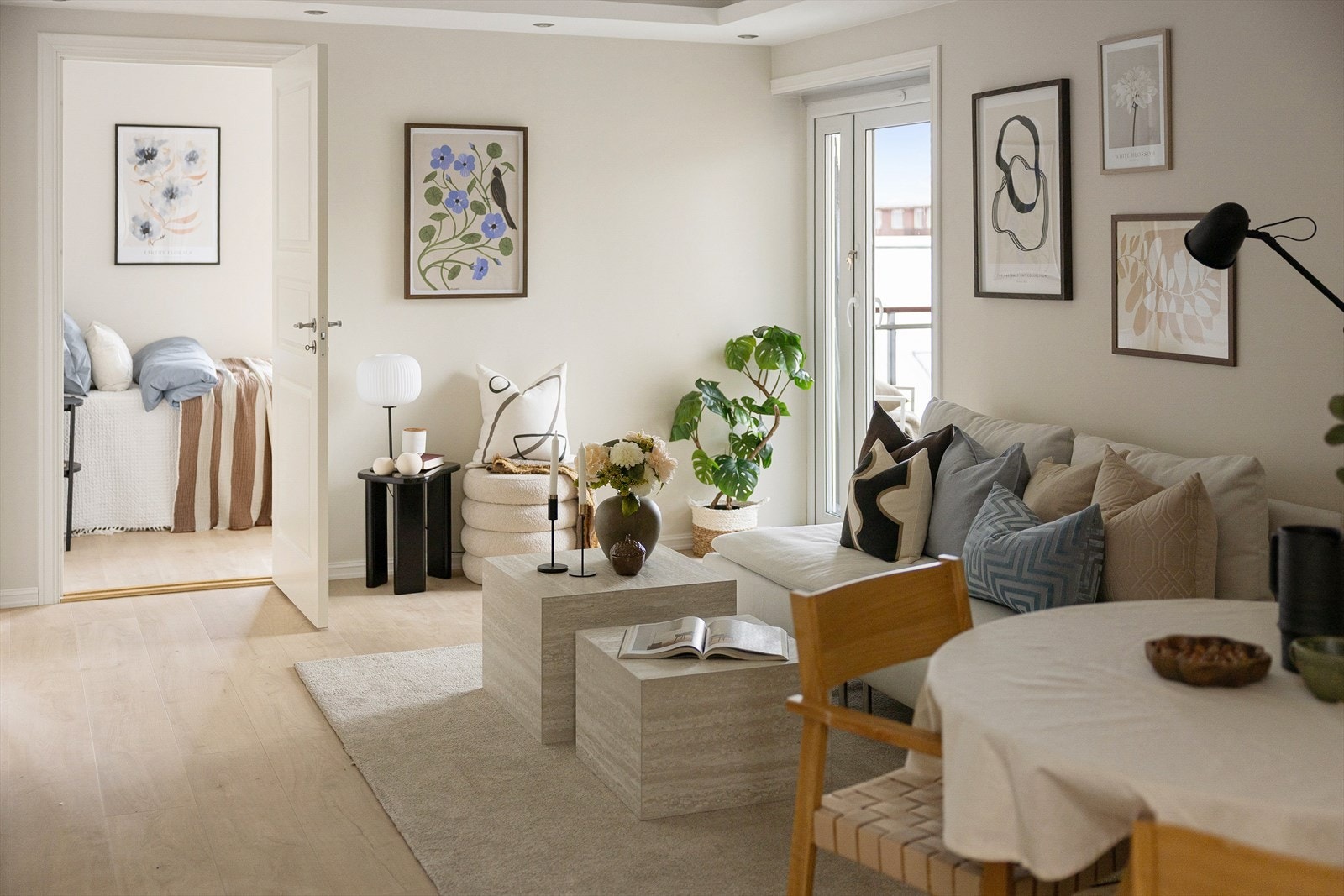 Stilsikre farge- og materialvalg går igjen i hele leiligheten. Galleribilde