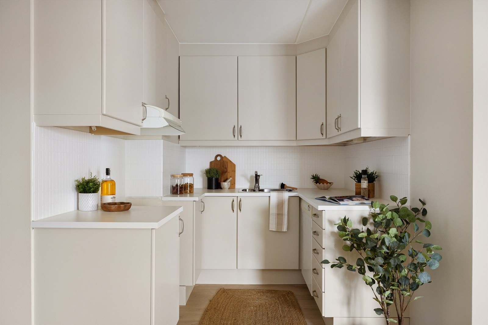 Det er malt over fliser mellom under og overskap i 2026. Galleribilde