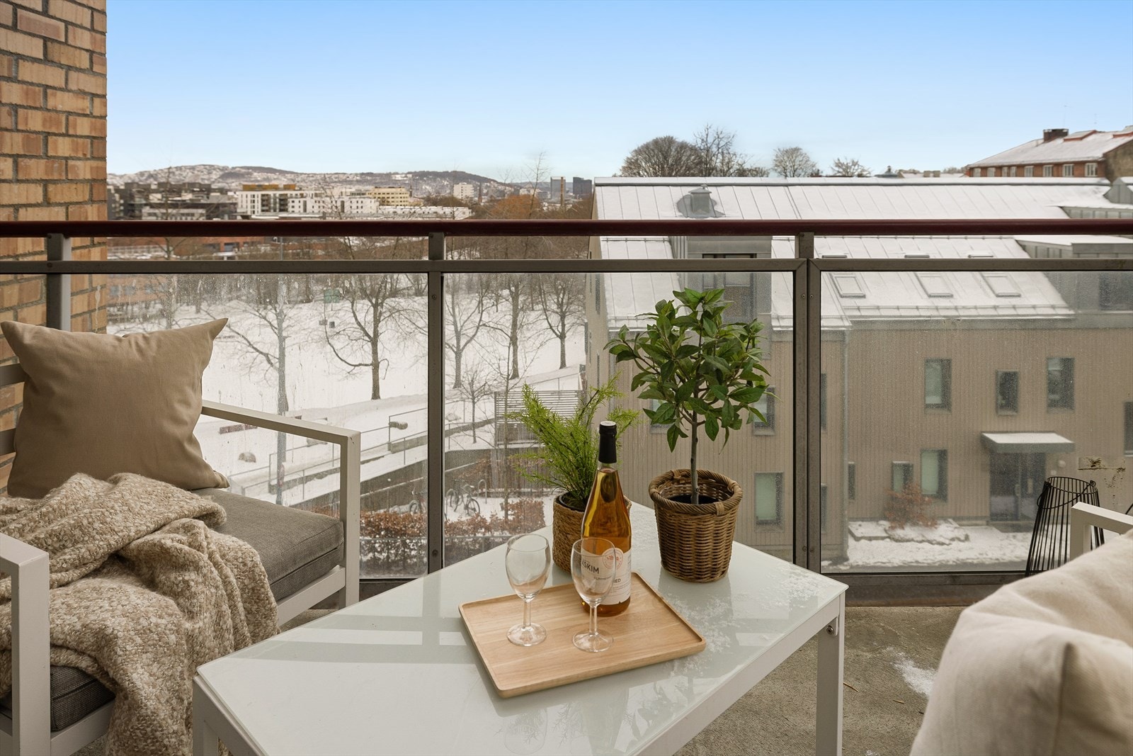 Sydvestvendt balkong med gode solforhold. Galleribilde