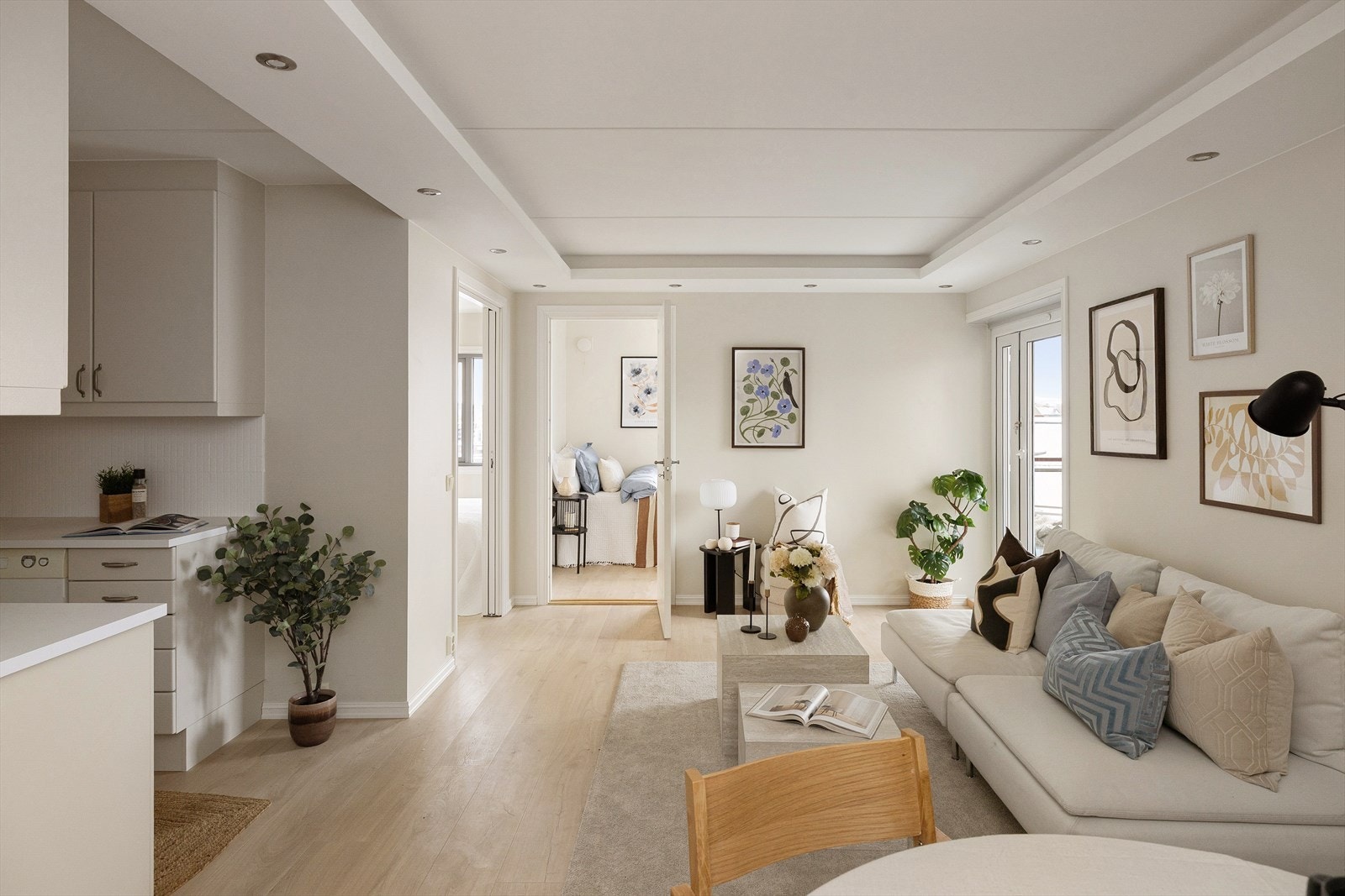 Leiligheten har god intern beliggenhet i 4. etasje med heis rett opp til inngangsdøren. Galleribilde