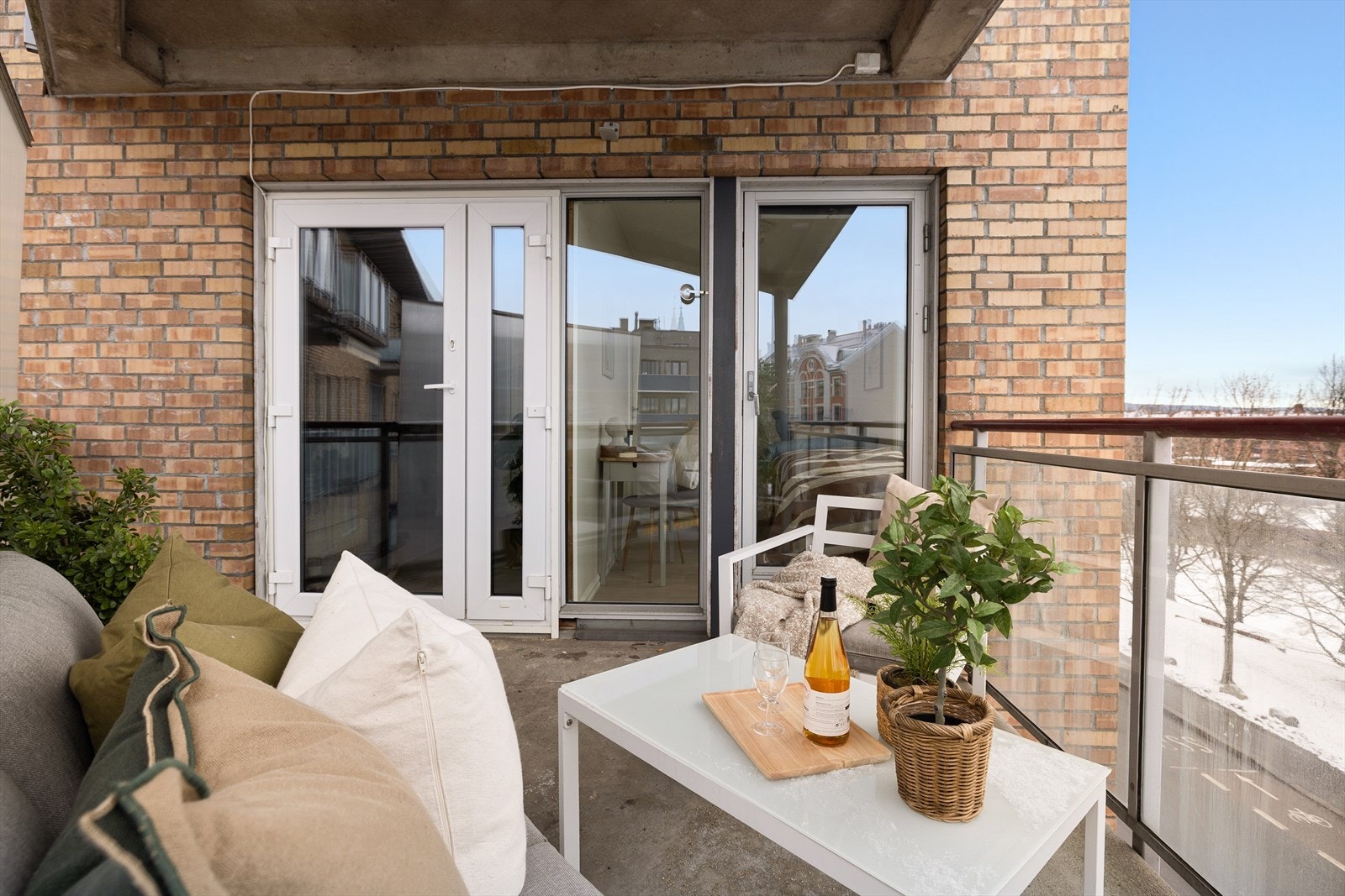 Balkongen er ca. 9 kvm og har god plass til utemøbler. Galleribilde