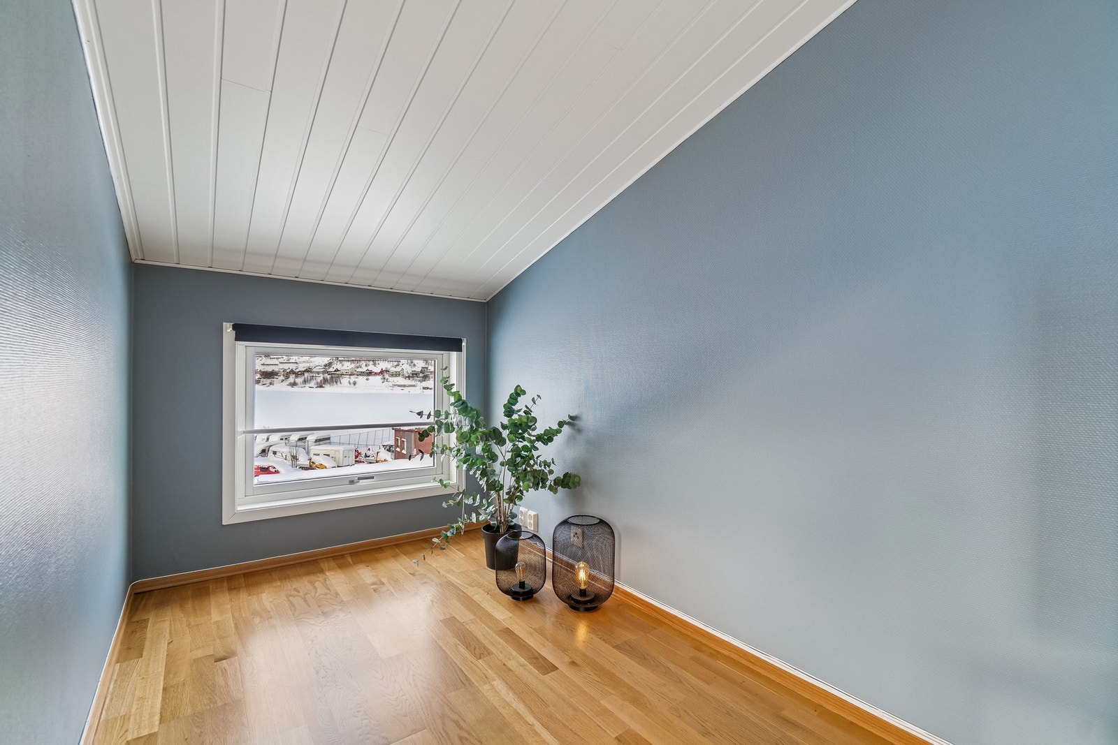 Stedvis i loftetasjen er det lav takhøyde som egner seg fint til oppbevaring. Galleribilde