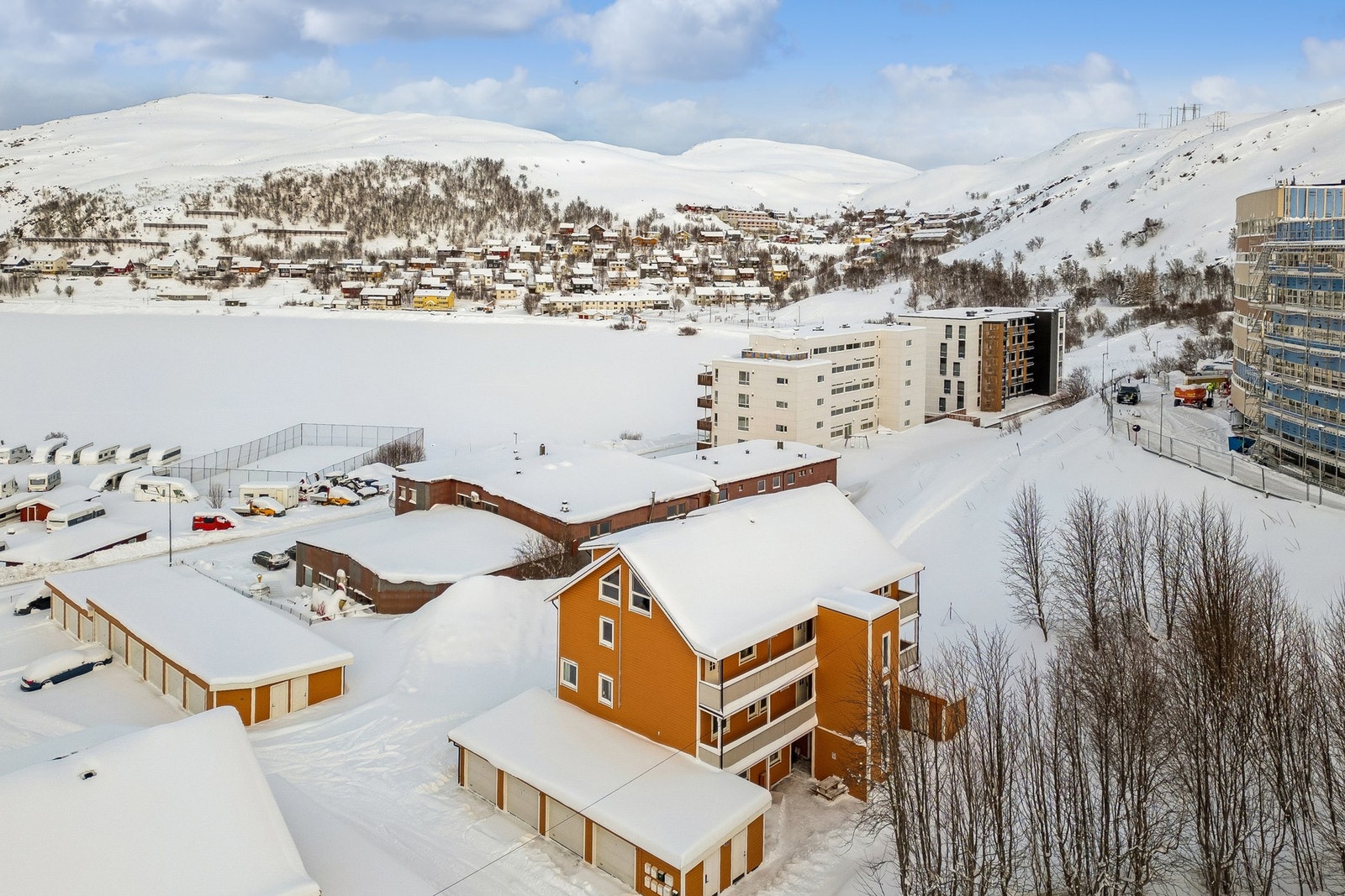 Rundt Storvannet er det naturskjønne omgivelser, hvor Nissenskogen ligger like ved boligen. Storvannet camping ligger på andre siden av gaten fra boligen, og her finnes blant annet tennisbane. Galleribilde