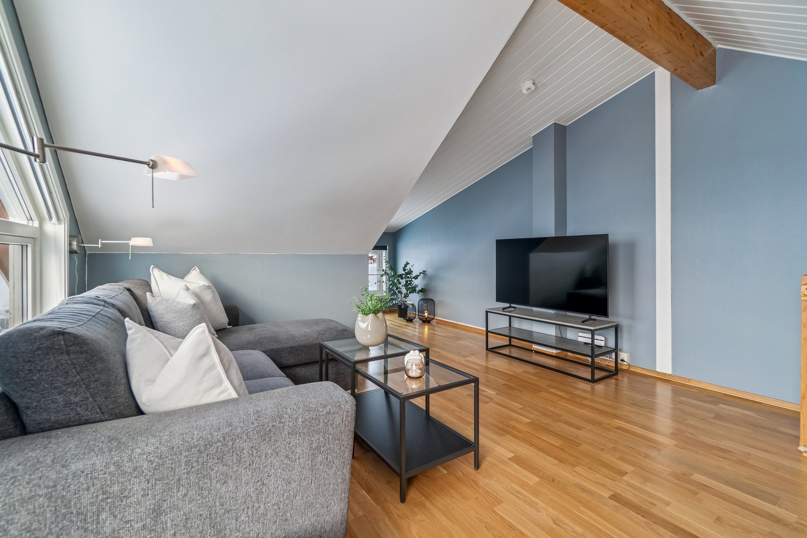 Leilighetens planløsning går over 2 plan, hvor loftetasjen er et av høydepunktene med sin imponerende utsikt Galleribilde