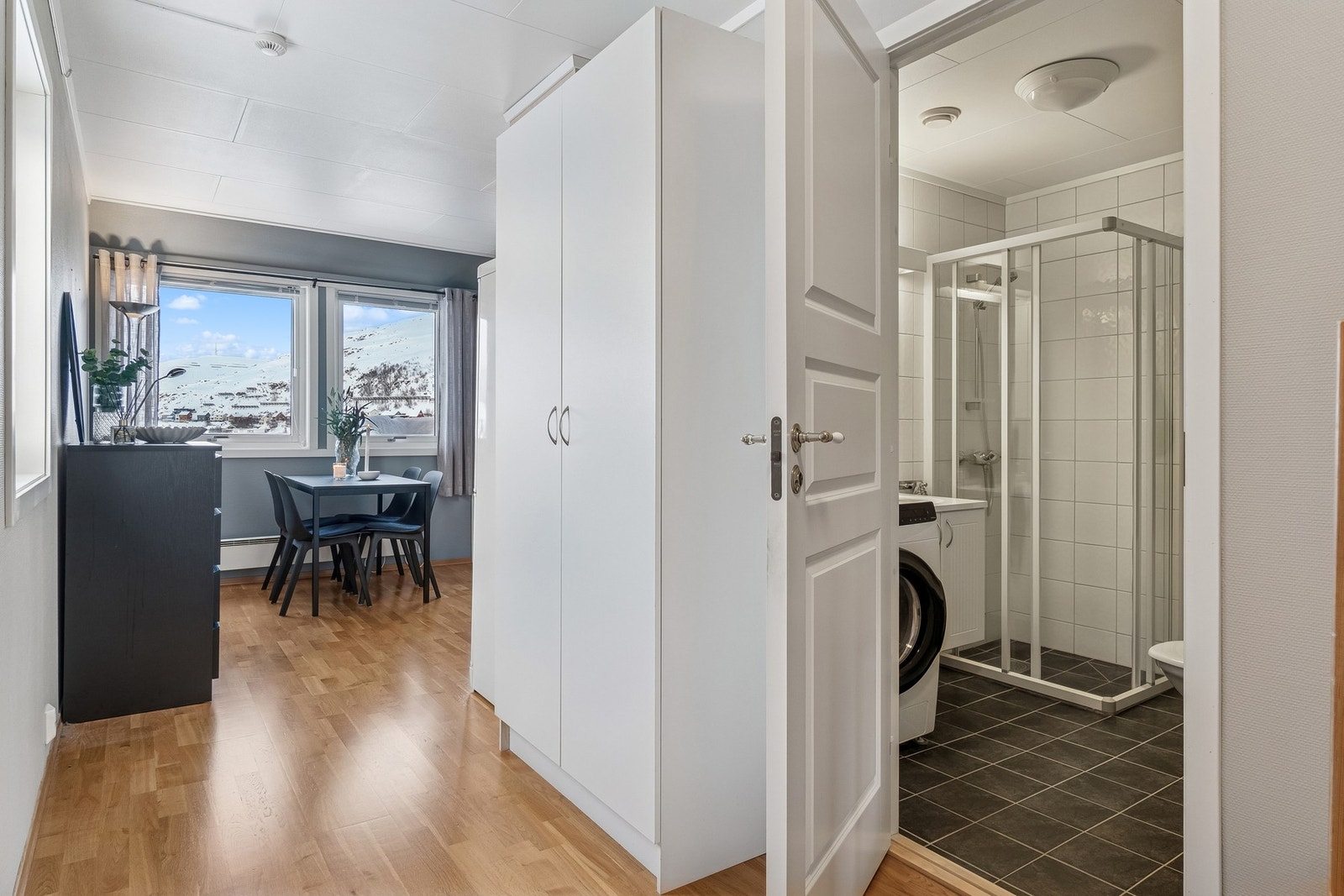 Fra entréen kommer du inn i en gang hvor du finner soverom, bad og trappegang langs høyre side. Galleribilde