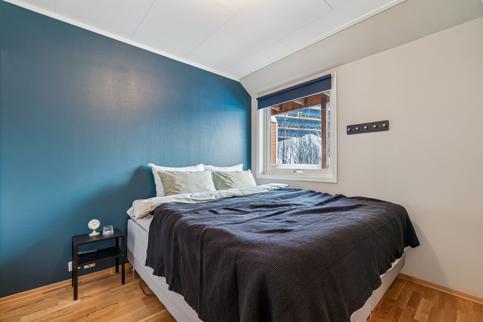 Soverommet fremstår romslig og har egen innfelt plass for garderobeskap, og i rommet ellers er det godt med plass til både dobbeltseng og øvrig innredning. Galleribilde