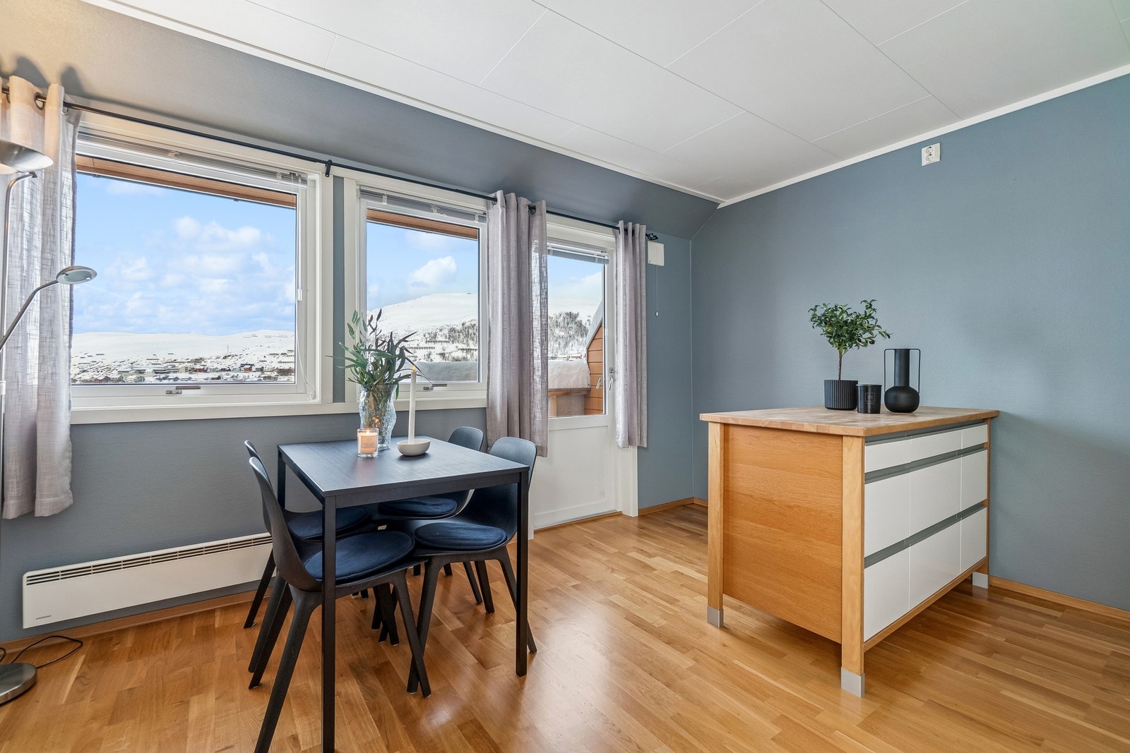 Kjøkkenet har en kjøkkenøy som fungerer både til oppbevaring og ekstra arbeidsplass, samt som et mindre spisebord. Galleribilde