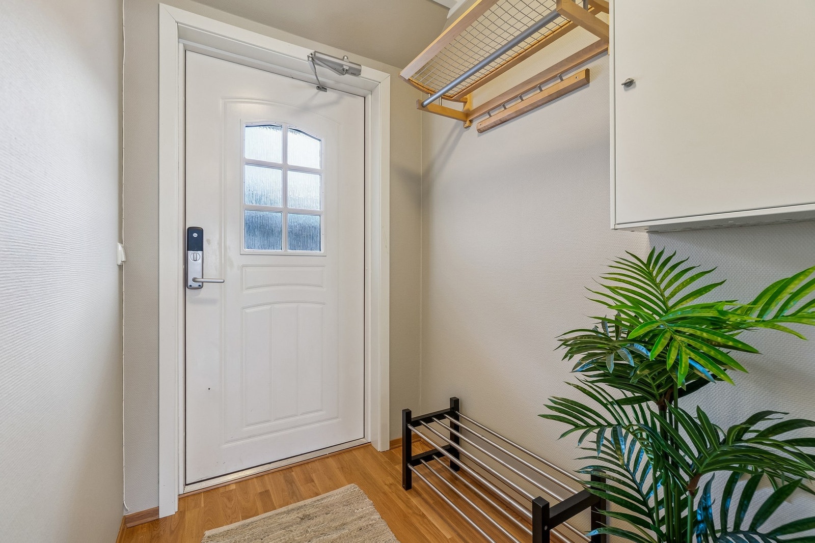 Inn døren til leiligheten finner du en lys entré med plass til enkle garderobeløsninger som skohylle, kommode og knagger. Galleribilde