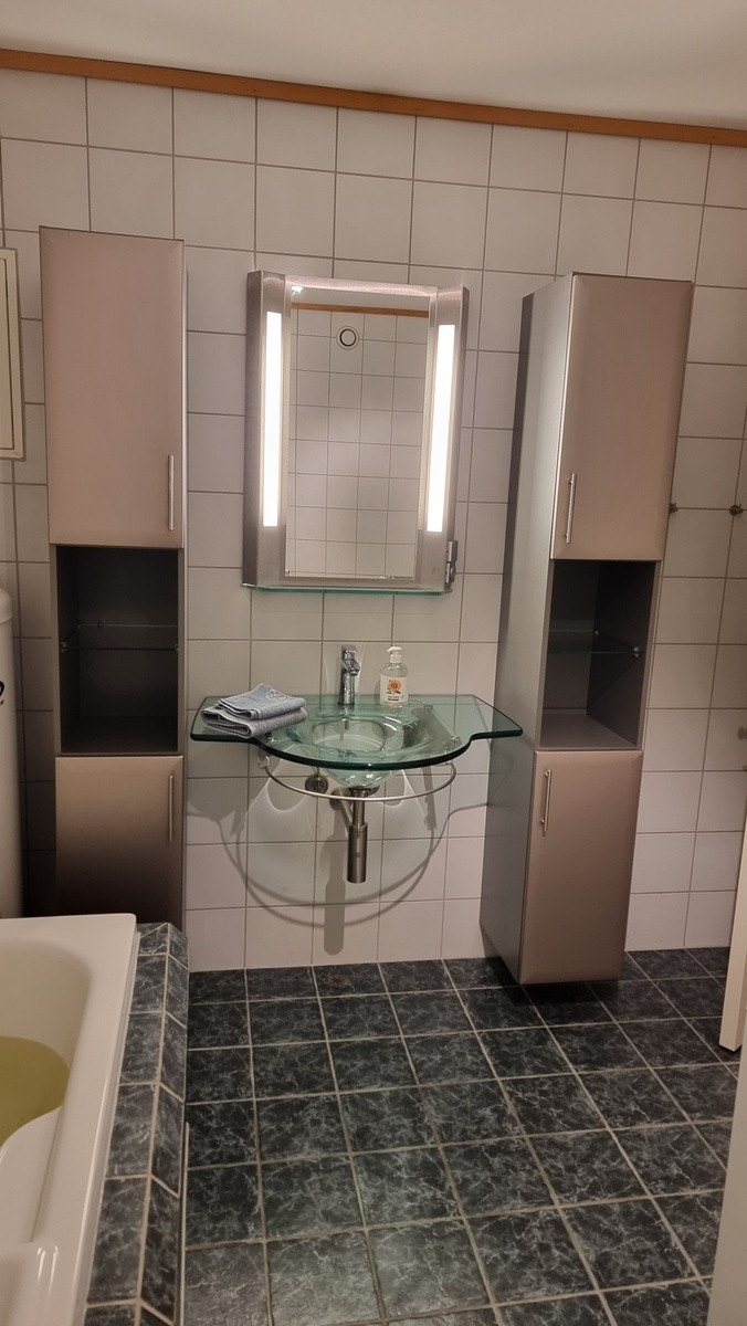 Stort bad med boblebad, dusj og vaskemaskin Galleribilde