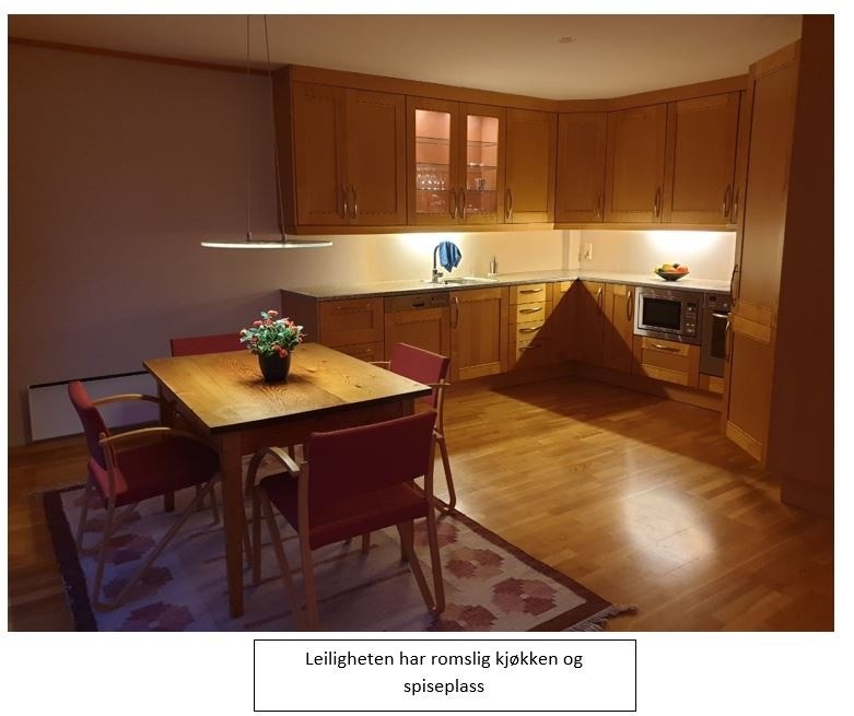 Romslig kjøkken og spiseplass Galleribilde