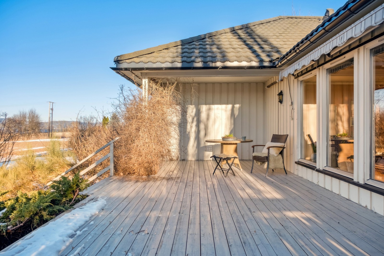 Terrassen mot vest ligger svært fint til mtp. sene solrike sommerkvelder hvor solen går ned i horisonten over Trondheimsfjorden. Her kan man nyte et herlig måltid med noe godt i glasset på fine sommerdager. Galleribilde