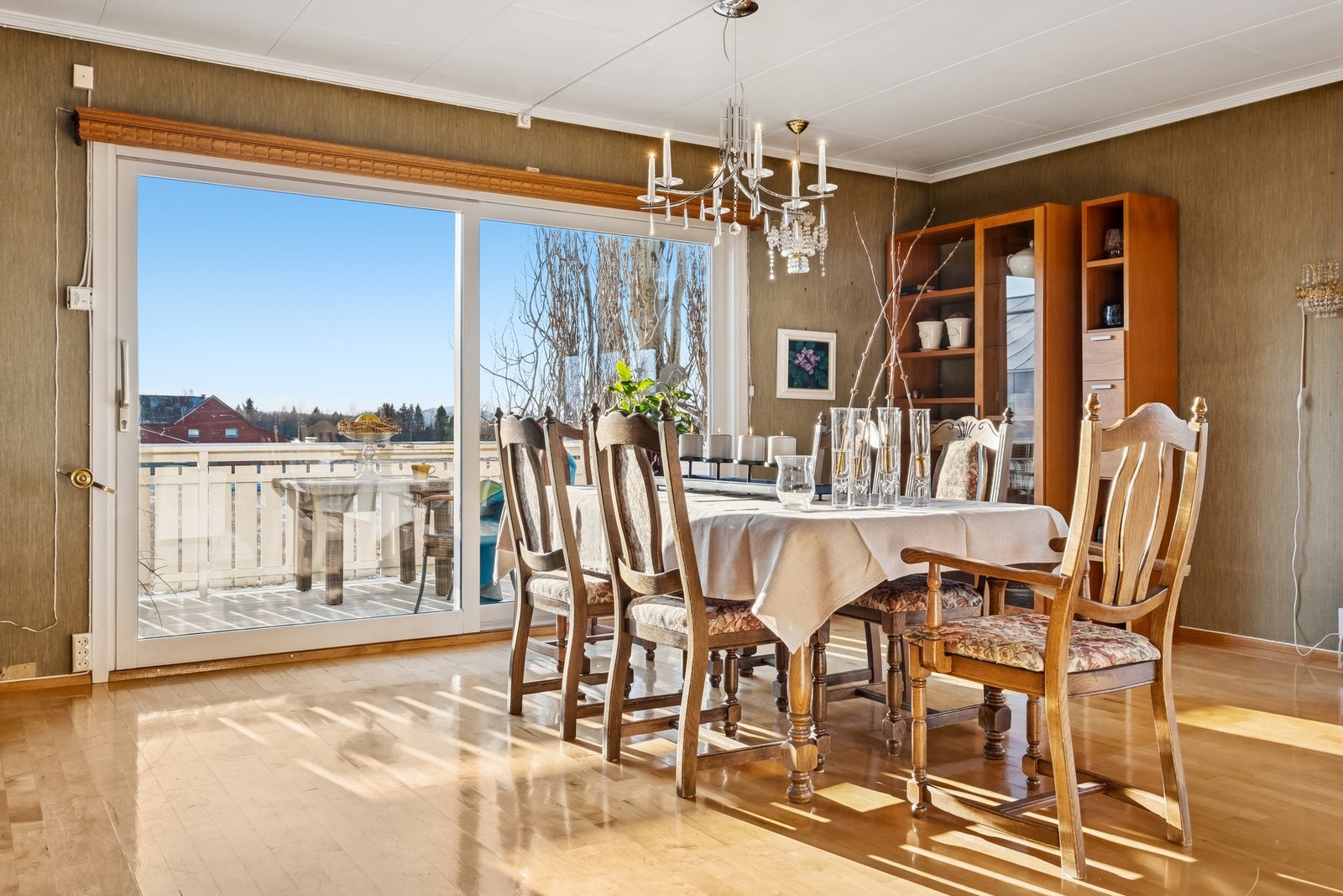 Her har man plass til mange. Nyt et bedre måltid med gode venner og familie, med nydelig utsikt og godt med naturlig lys både fra sør og vest. Galleribilde