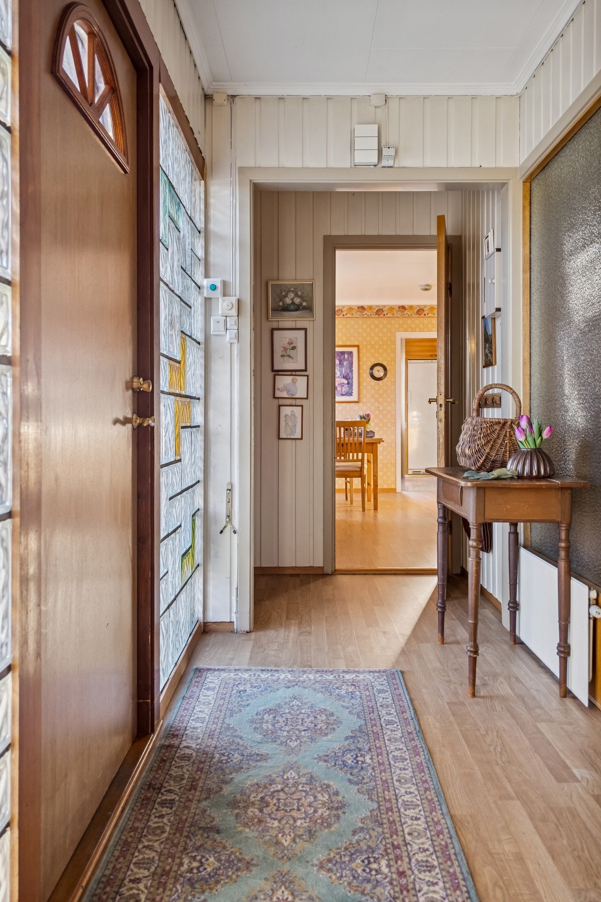 Vindfang med direkte adkomst både til kjøkken, gjestetoalett og forstue. Galleribilde