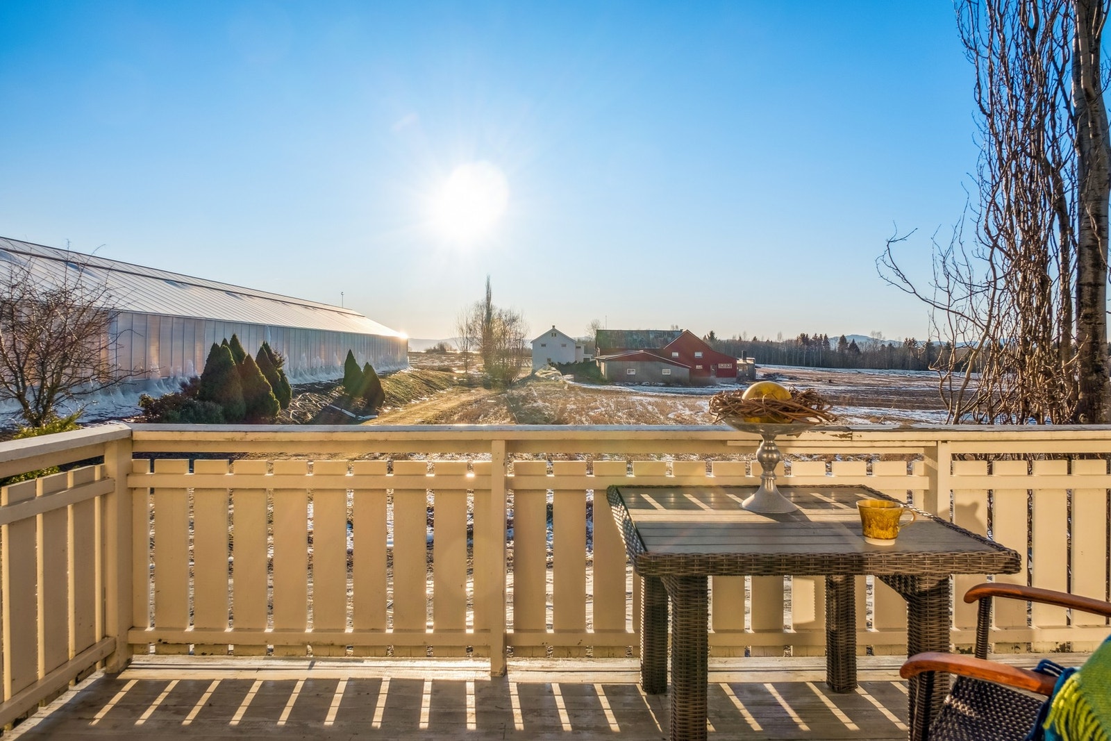 På terrassen mot sør kan man nyte mange solrike dager i solveggen. Galleribilde
