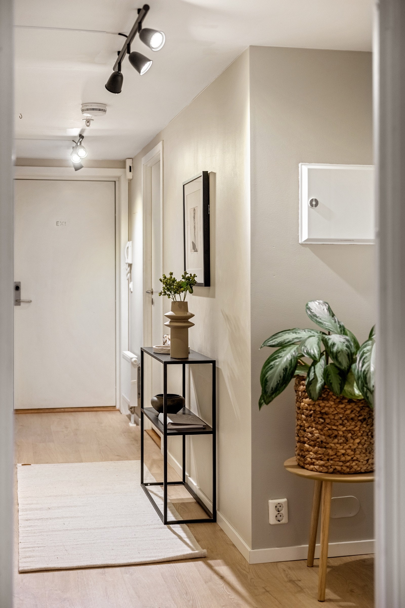 Når du kommer inn i leiligheten møtes du av en lys og innbydende entré med plass til å henge fra seg yttertøy og sette fra seg sko. Galleribilde