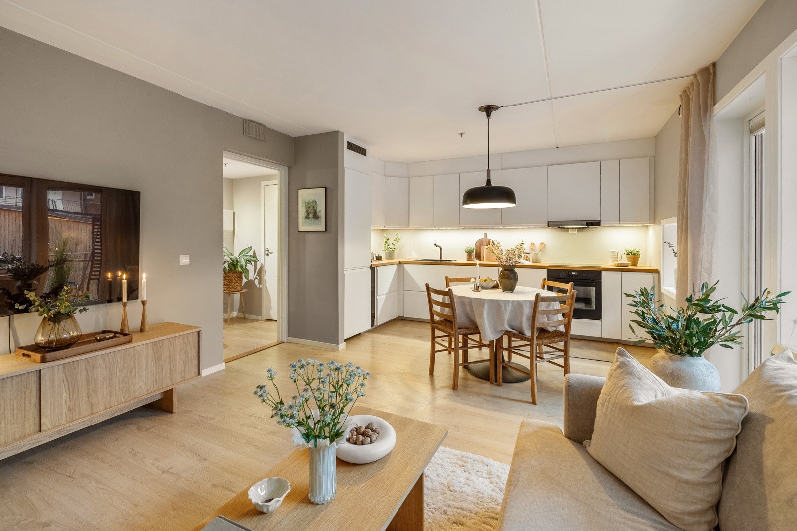 Stuen er romslig med god plass til både sofagruppe med salongbord og et spisebord i tilknytning til kjøkkenet. Galleribilde