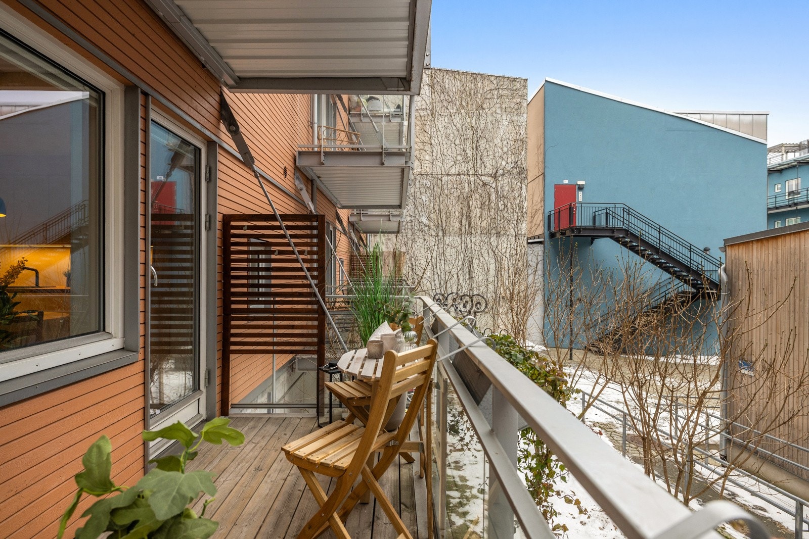 Balkongen vender mot vest, så her har du gode solforhold. På sommerstid er det sol fra 14:00-19:00. Galleribilde