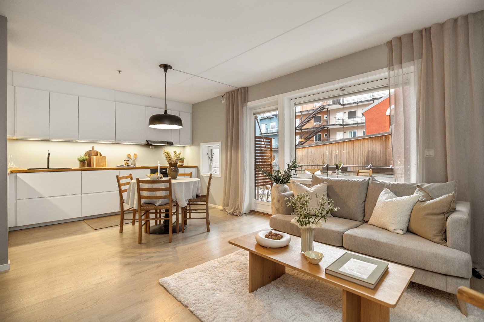 Bygget er fra 2012 og leiligheten holder en gjennomgående god standard. Galleribilde