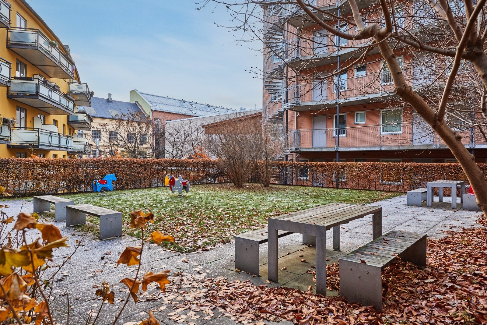 Her bor du i et av Grünerløkkas mest attraktive områder, med umiddelbar nærhet til alt av servicetilbud, samtidig som beliggenheten er skjermet og rolig. Galleribilde