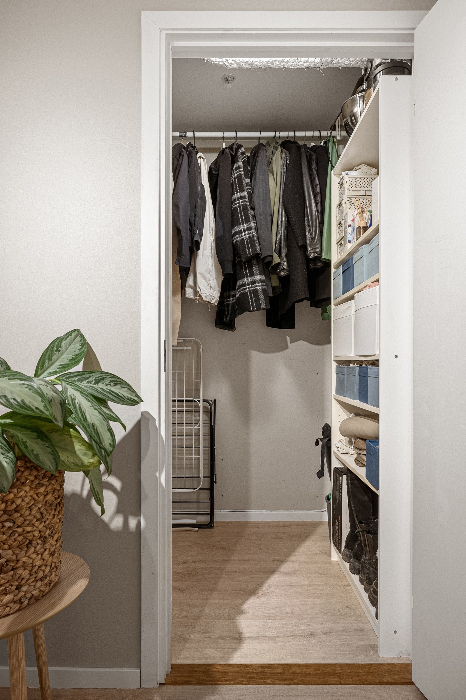 Boligen har praktisk oppbevaring i en innvendig bod som gir ekstra lagringsplass i hverdagen. Galleribilde