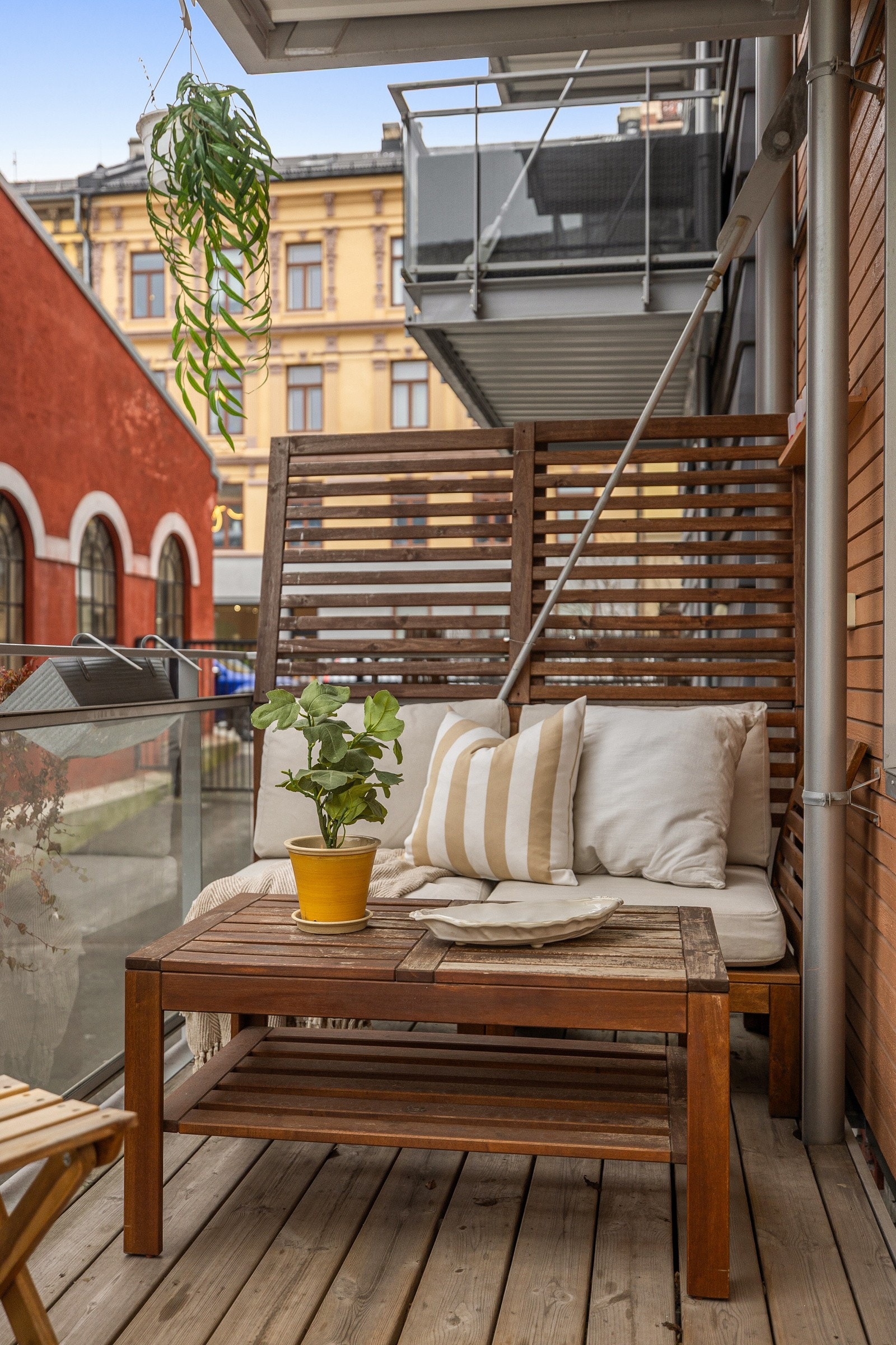Det er plass til utemøblement, grill og beplantning. Ved sommerstid gror det til i bakgården, og balkongen føles enda mer tilbaketrukket. Galleribilde