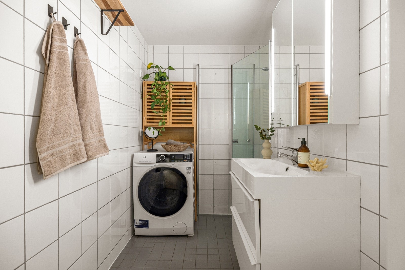 Leiligheten har et pent og flislagt baderom med gulvvarme. Galleribilde