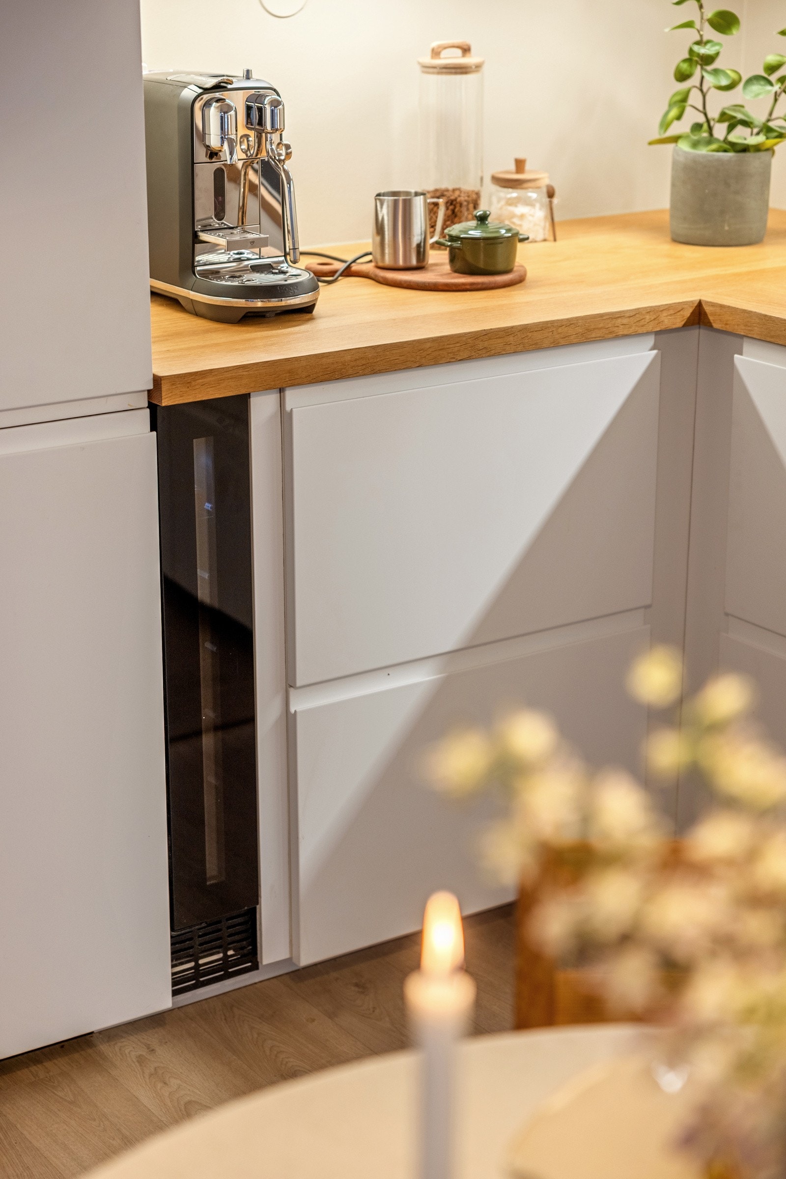 Kjøkkenet er utstyrt med integrert kjøleskap med fryser, vinkjøler, oppvaskmaskin, stekeovn og platetopp - som alle følger handelen. Galleribilde