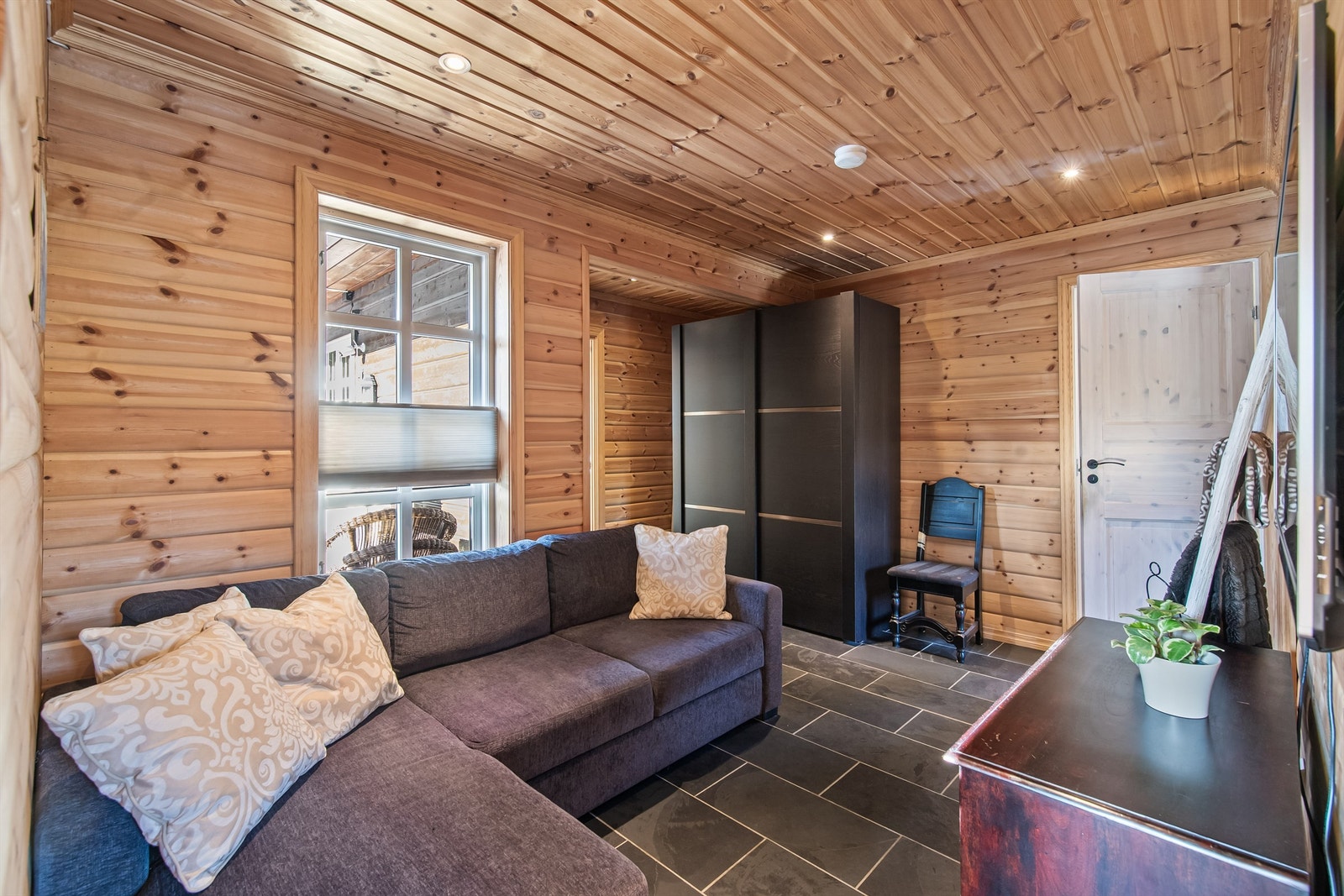 Tv-stuen er praktisk som tillegg til allrommet, slik at man kan trekke seg tilbake Galleribilde