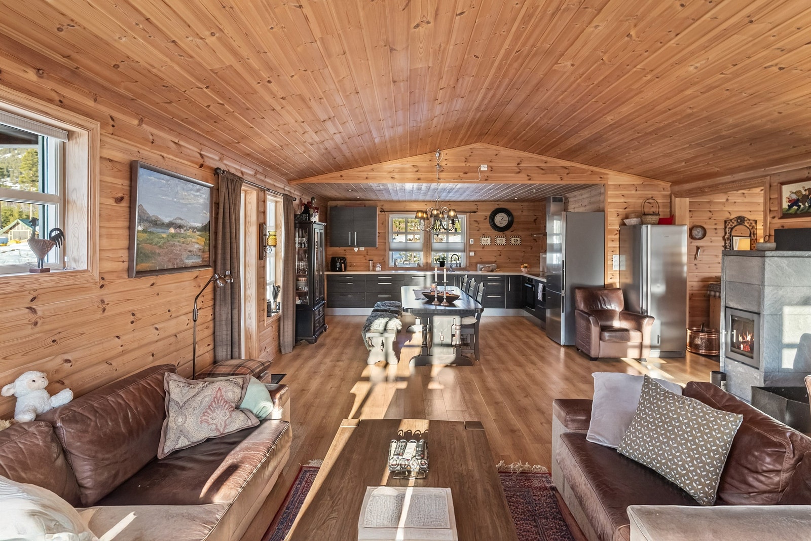 Lys og innbydende atmosfære med deilig vedovn i stuen Galleribilde