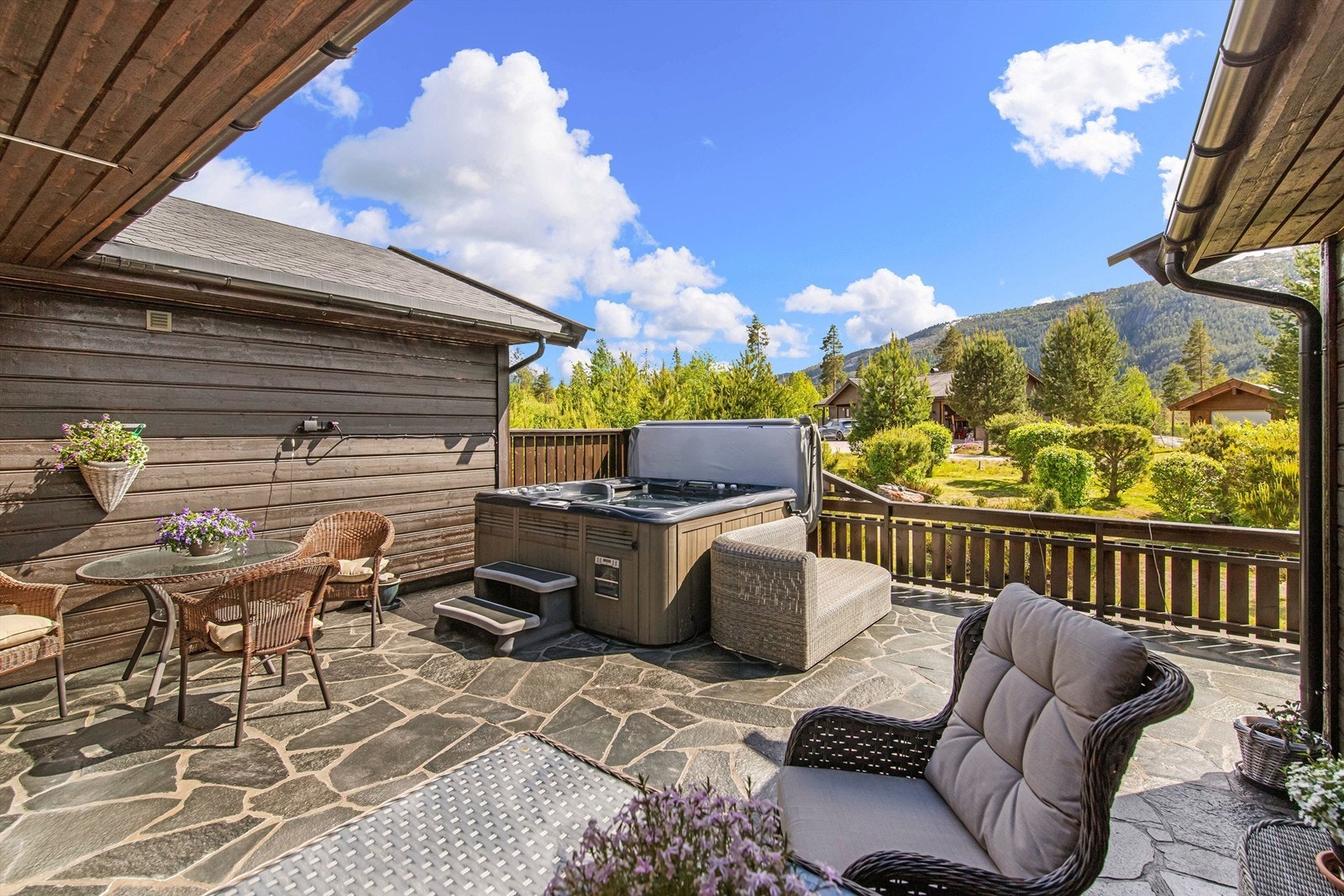 De opparbeidede utearealene er syd- og vestvendt, så solen nyter man fra tidlig til sent Galleribilde