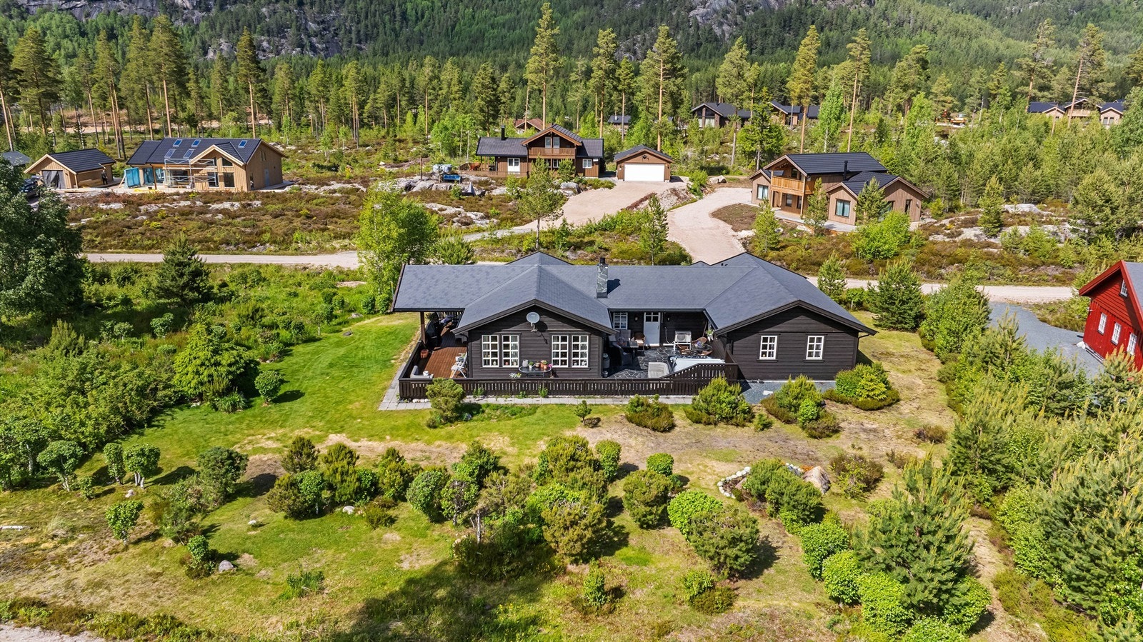 Tomten er lettholdt. Eiet og på 1.108kvm og området mot vannet er friareal Galleribilde