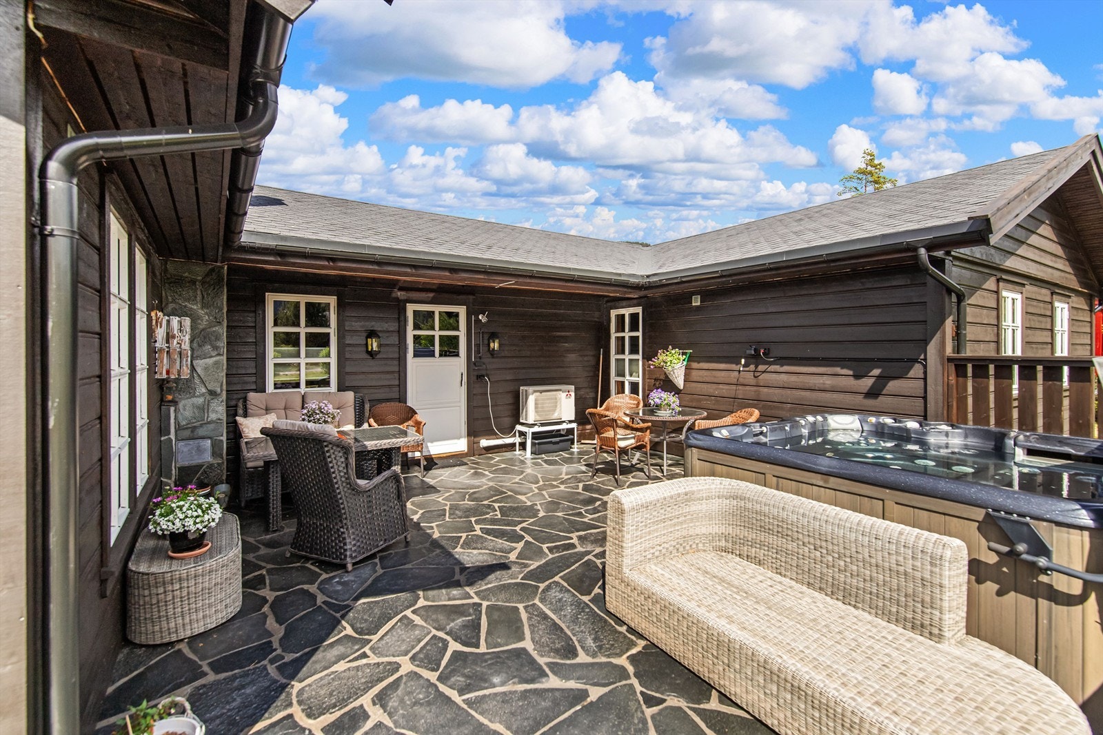 Svært usjenert og solrikt på terrassen Galleribilde