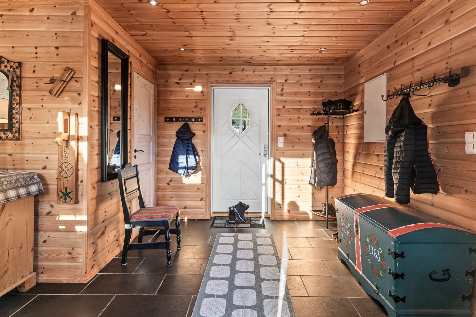 Stor hall med fliser, varmekabler i gulv og downlights i tak Galleribilde