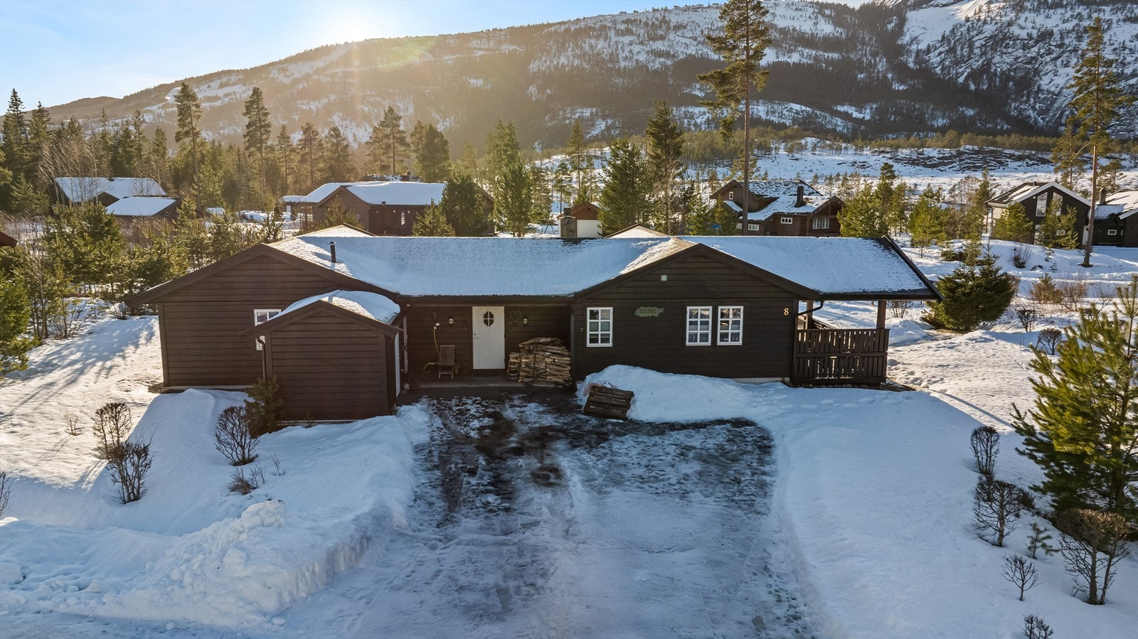 Stor gårdsplass med gode parkeringsmuligheter Galleribilde