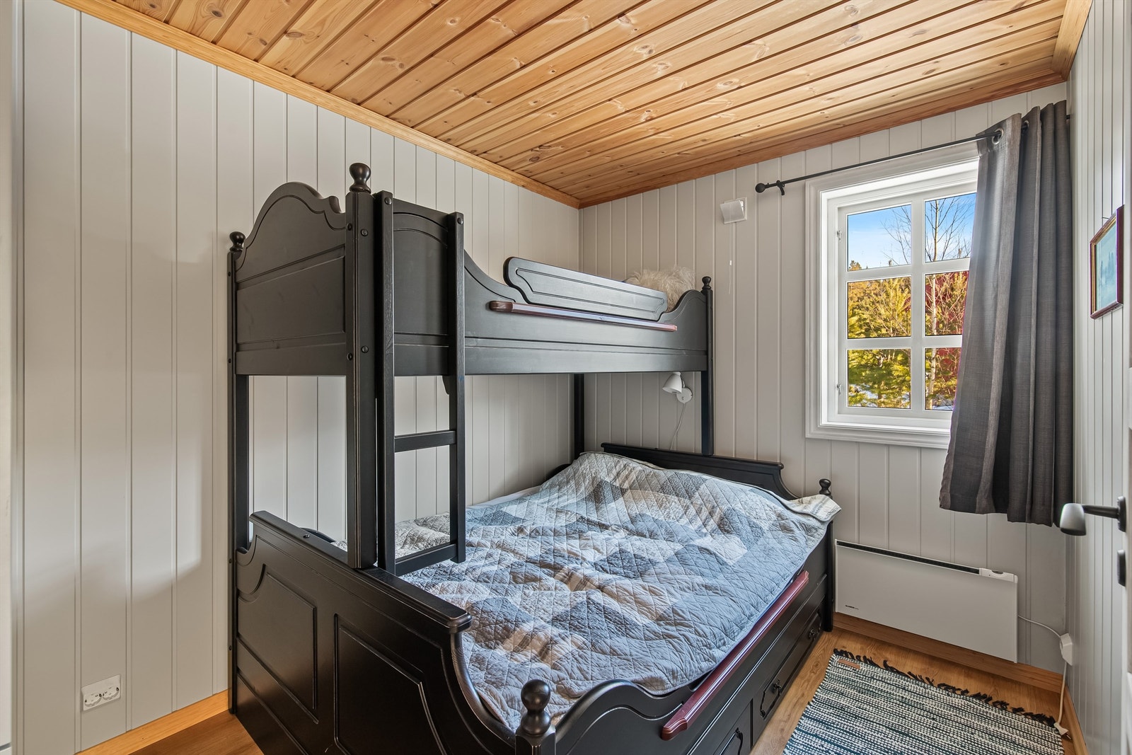 Familiekøyeseng på to av de fire soverommene Galleribilde