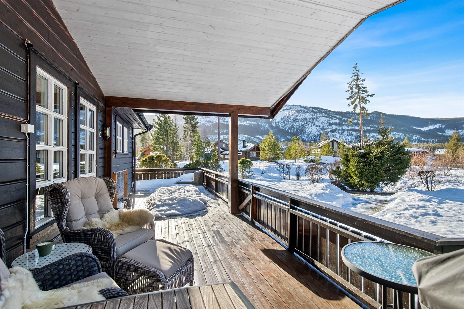Overbygget terrasse med utgang fra stuen Galleribilde