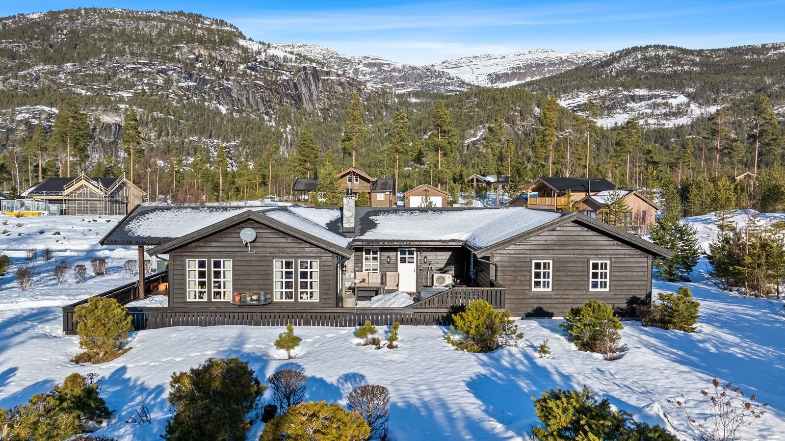 Hytten er har fin og rolig intern beliggenhet, mot friarealer i vest Galleribilde