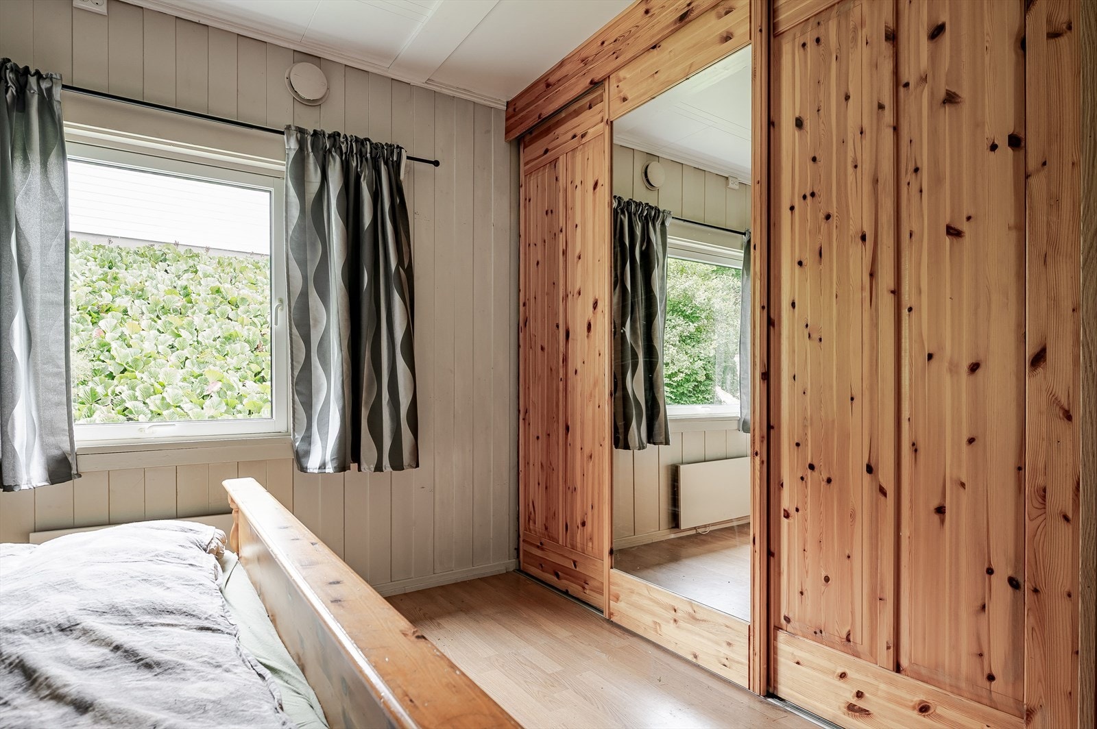 Romslig soverom. Galleribilde